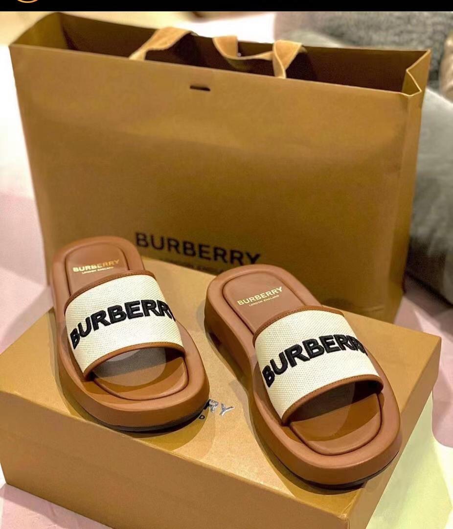 BURBERRY Buckingham Slides WOMEN 1 - vstockx