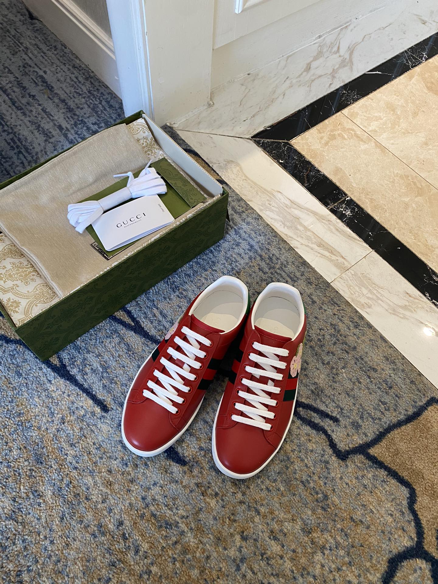 Gucci Women's Ace sneaker with bee sneaker 4 - vstockx