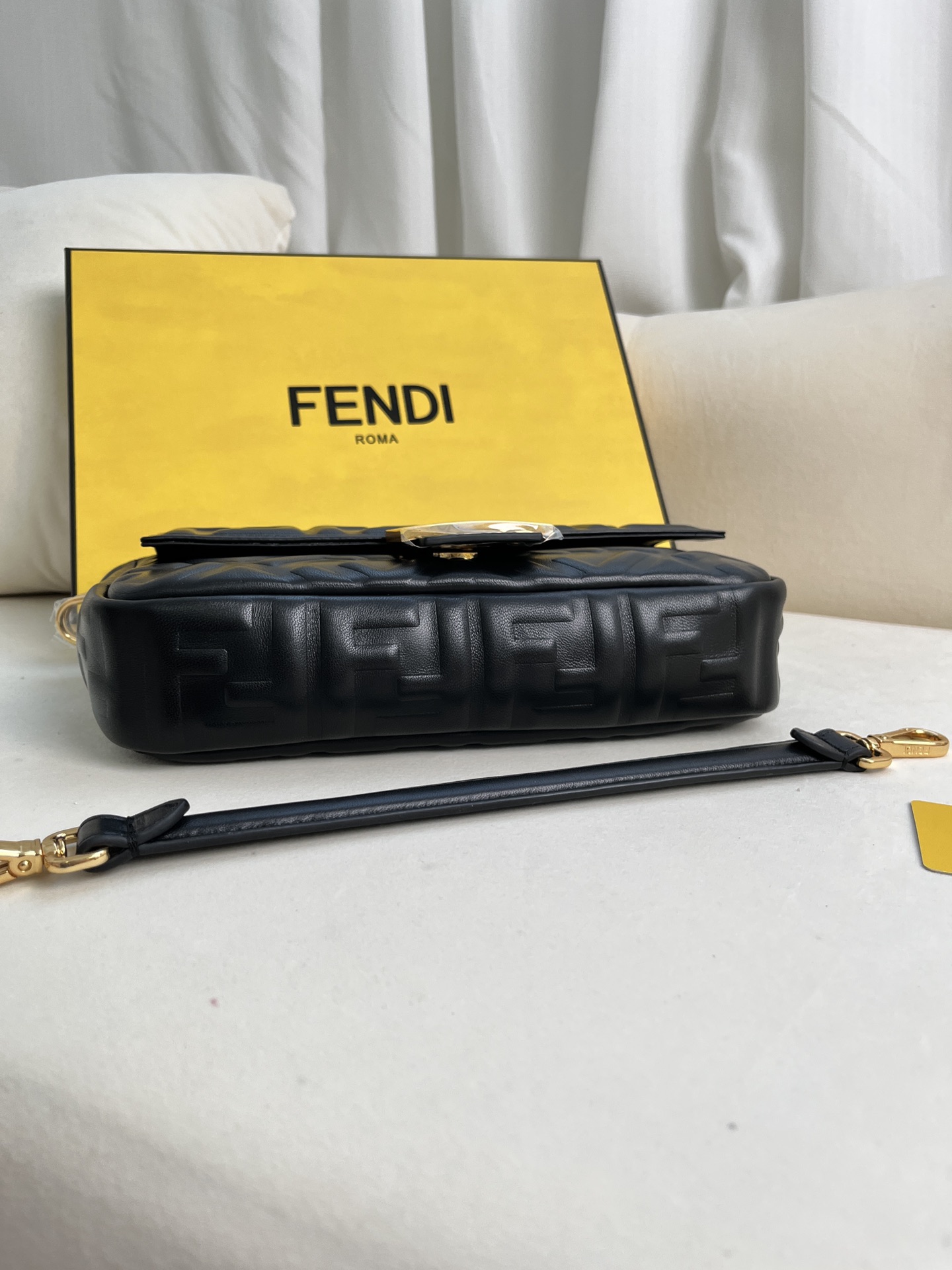 handbags FENDI 211 size:27*15*6cm - vstockx