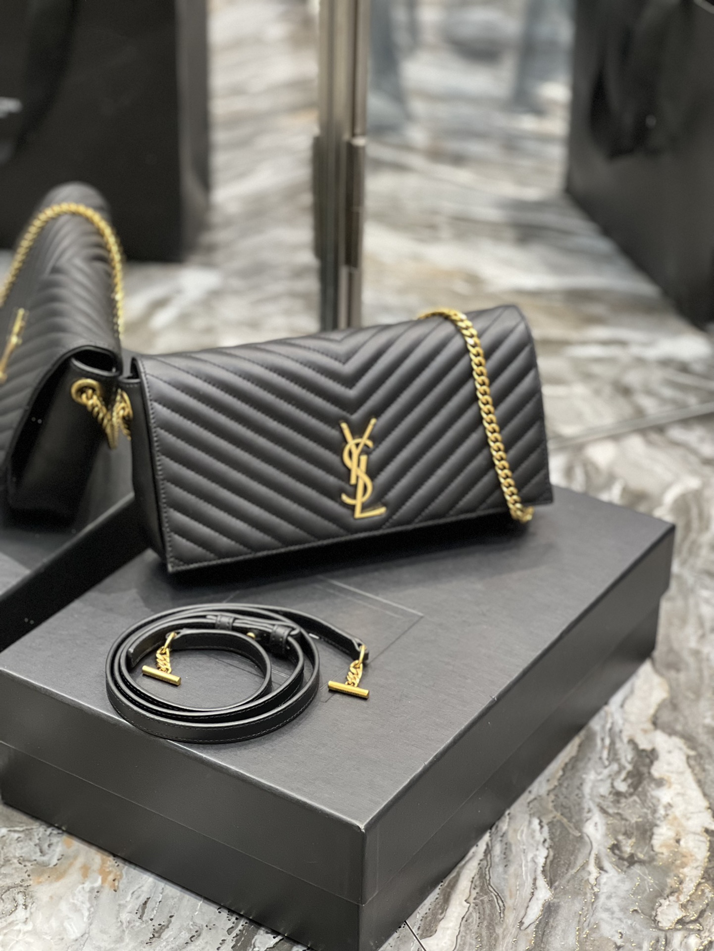 Handbags SAINT LAURENT 604276 size 26x13.5x4.5 cm - vstockx