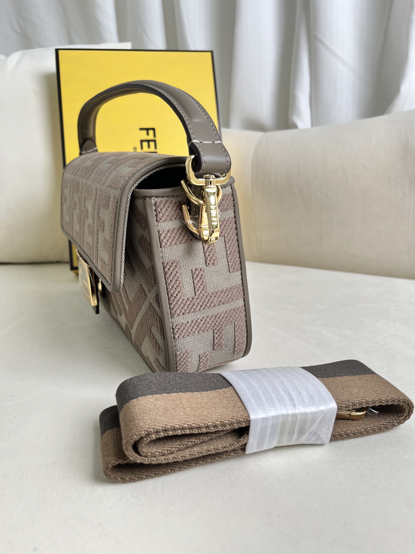 handbags FENDI 0159 size:26*5*15cm - vstockx