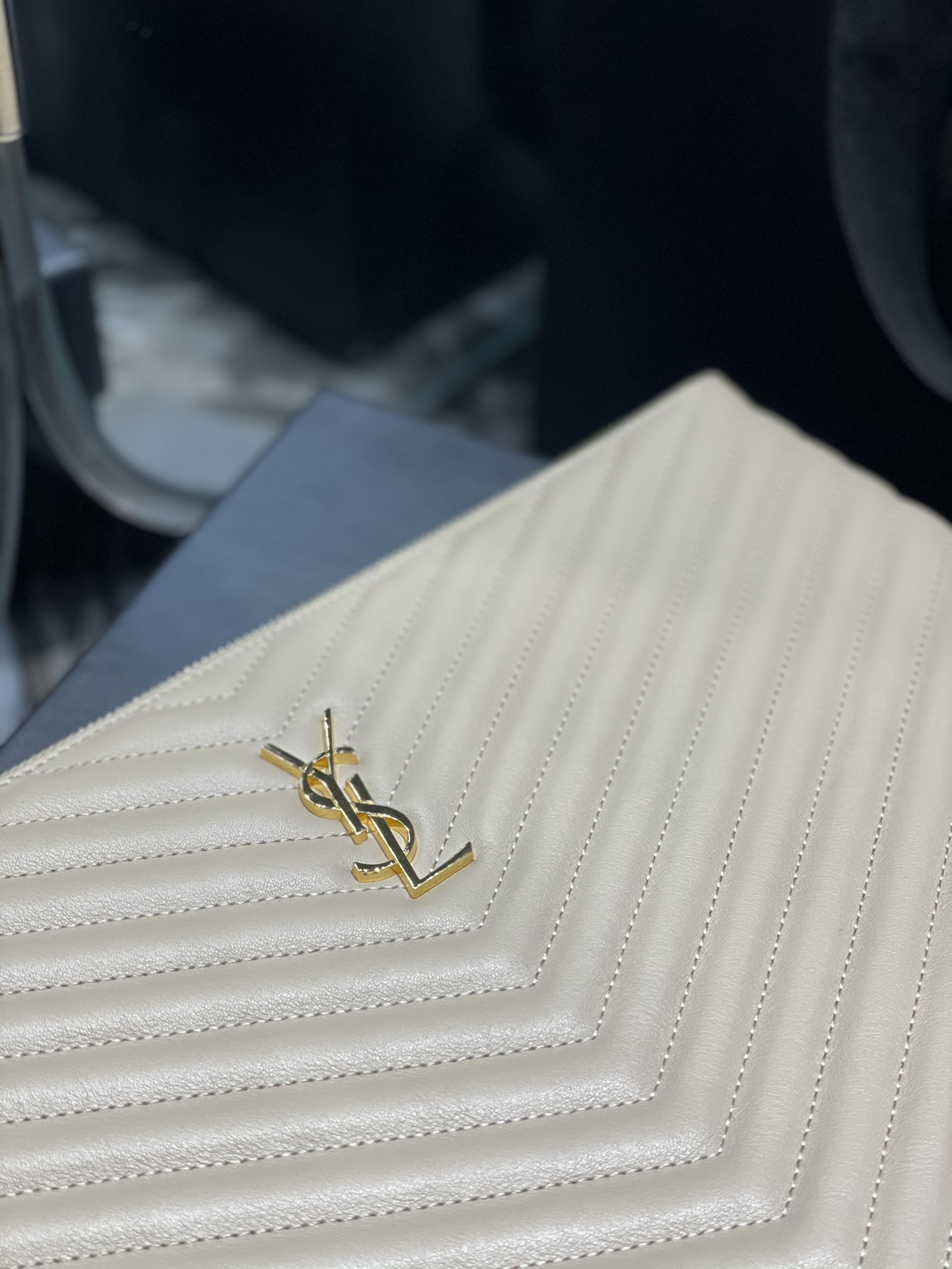 Handbags SAINT LAURENT 440222 size 36x24.5x2.5 cm - vstockx