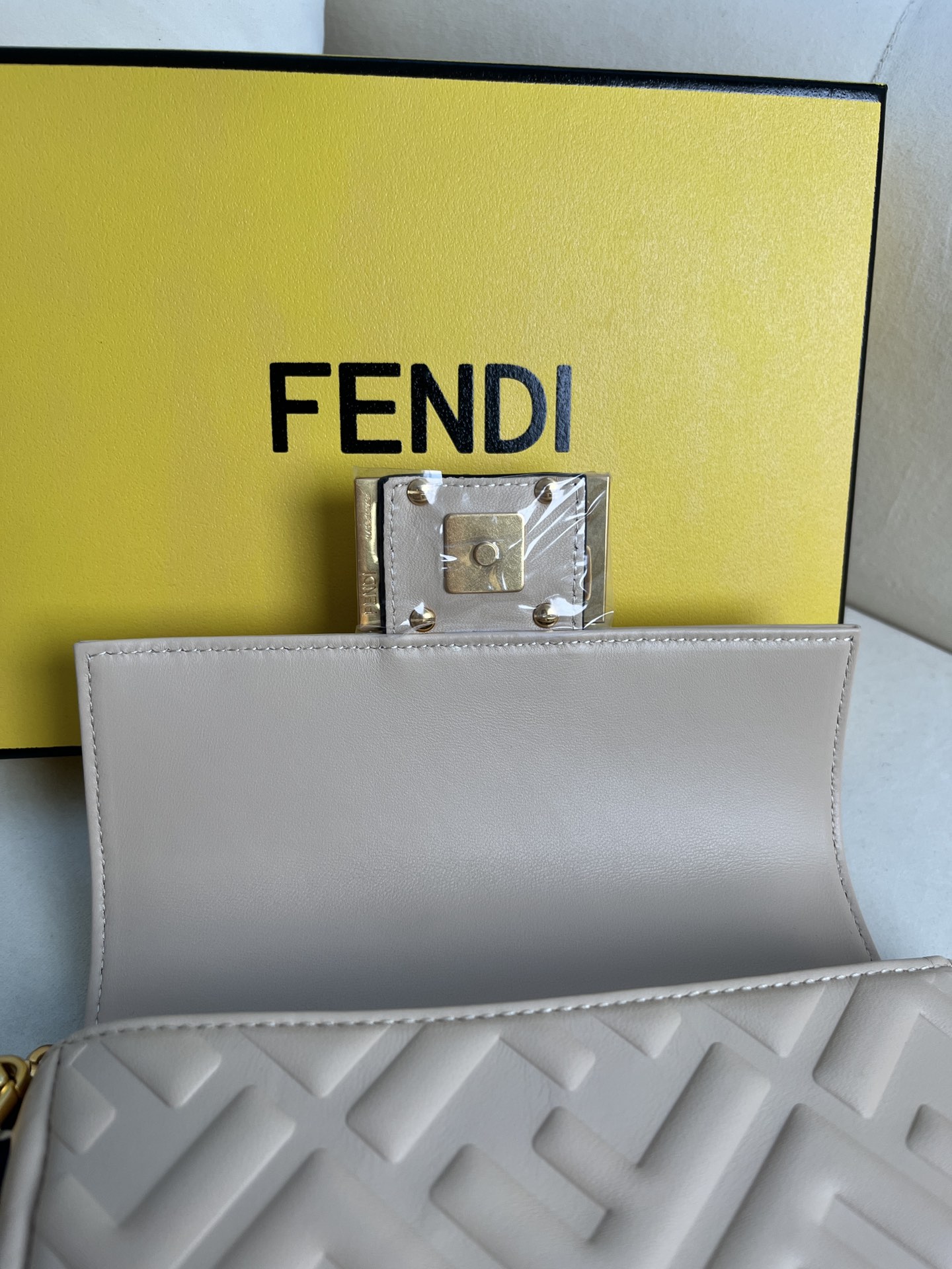 handbags FENDI 212 size:19*11.5*4cm - vstockx