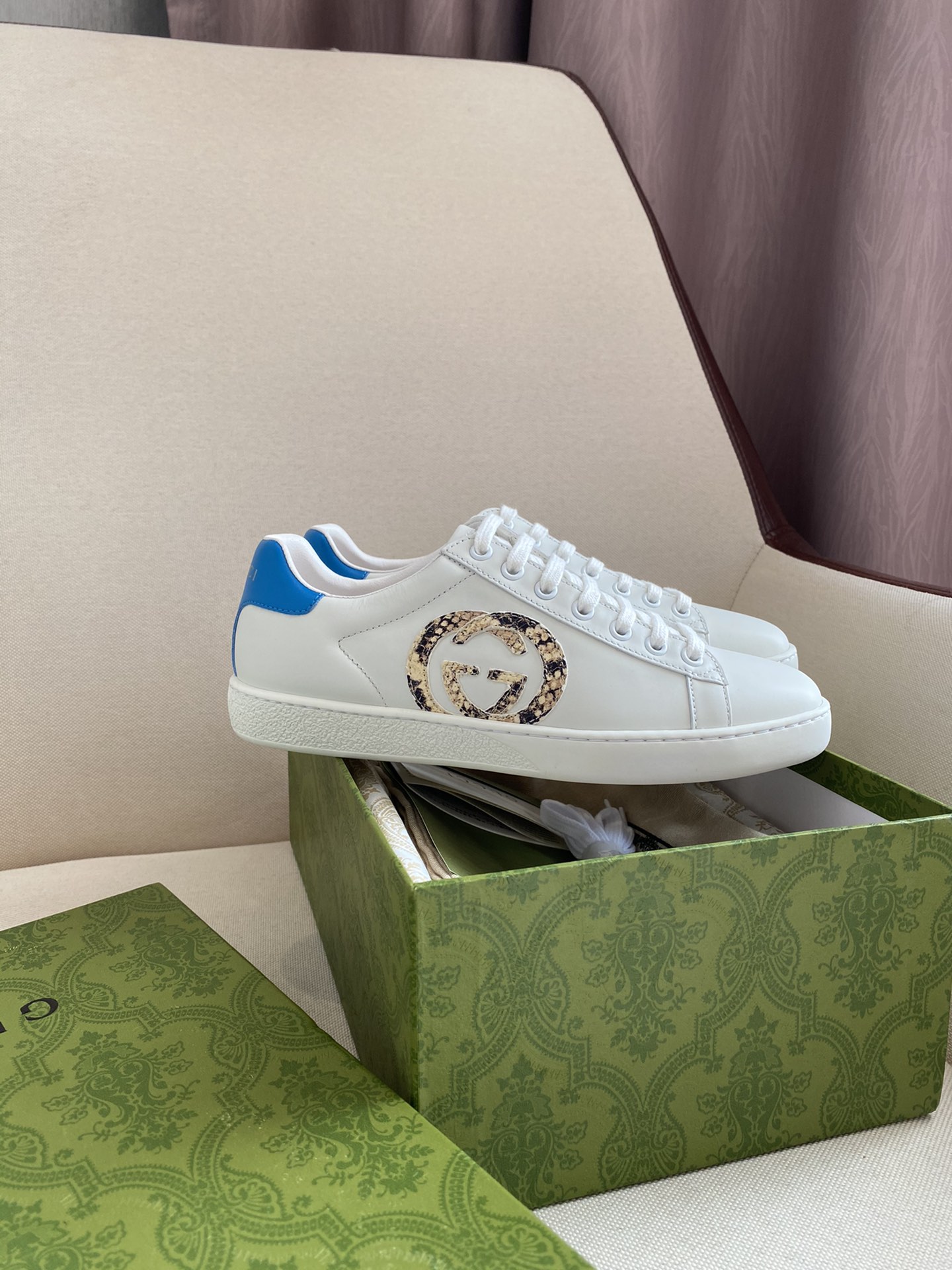 Gucci Women's Ace sneaker with bee sneaker 4 - vstockx