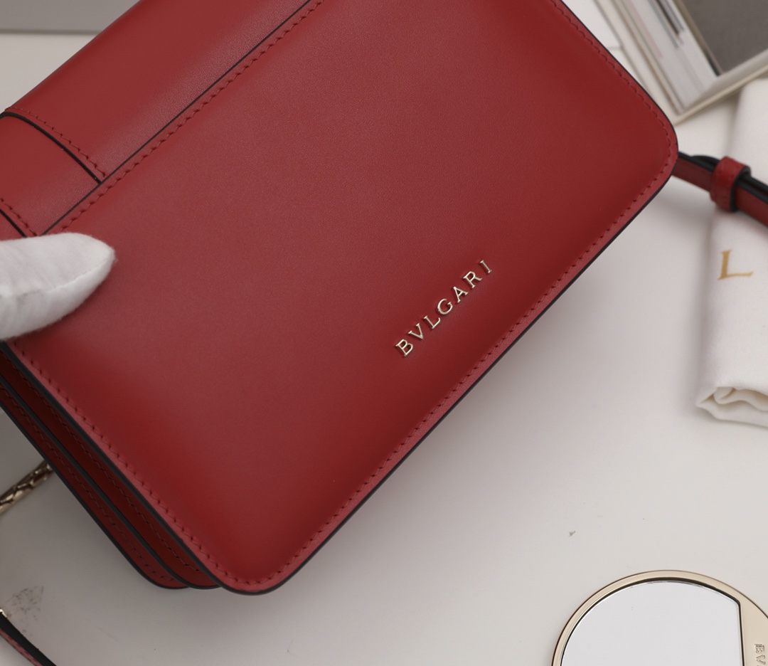 Handbags Bvlgari 2890769950 size:19*13*7 cm - vstockx