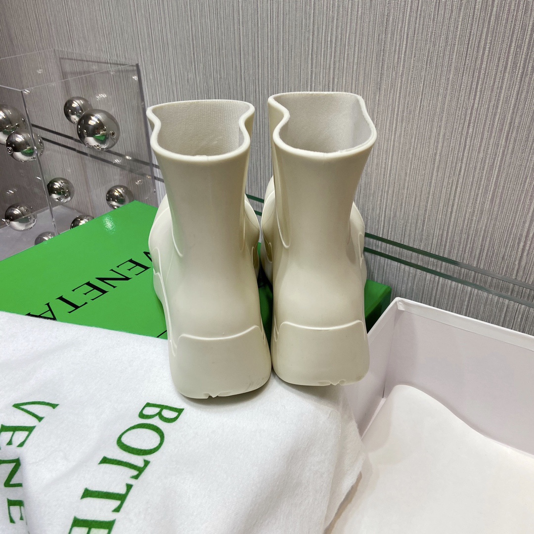 Bottega Veneta Boots 21 - vstockx