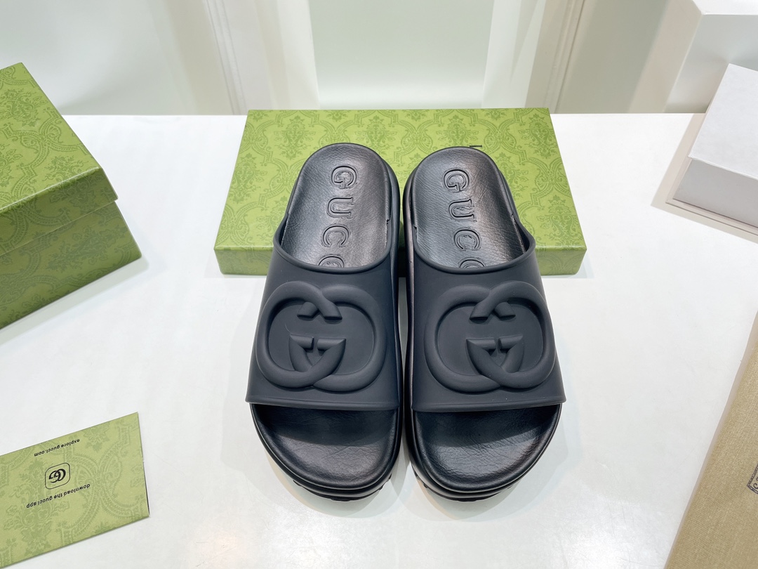 Gucci Women's slide sandal with Interlocking G WOMEN 5 - vstockx