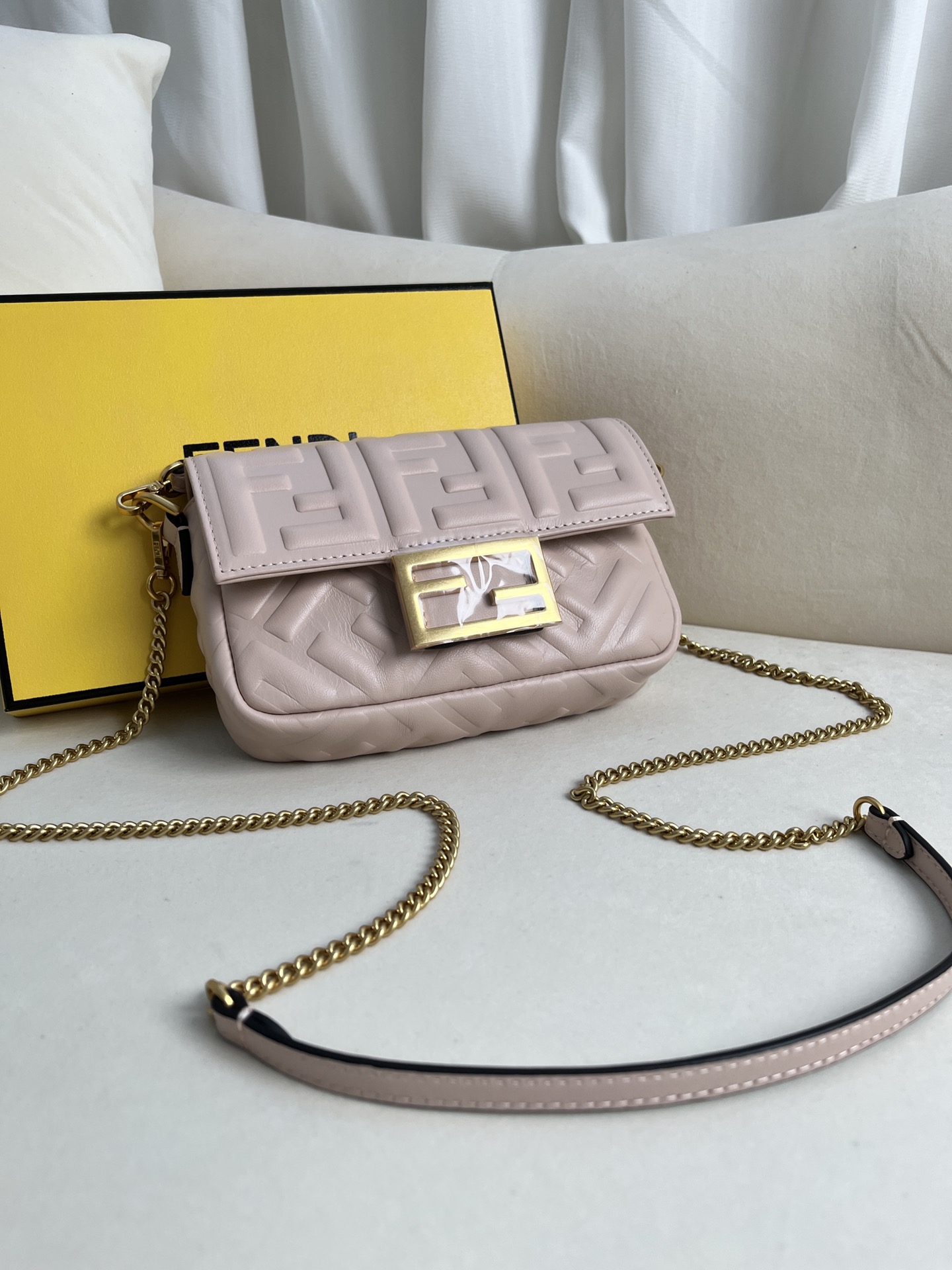 handbags FENDI 212 size:19*11.5*4cm - vstockx