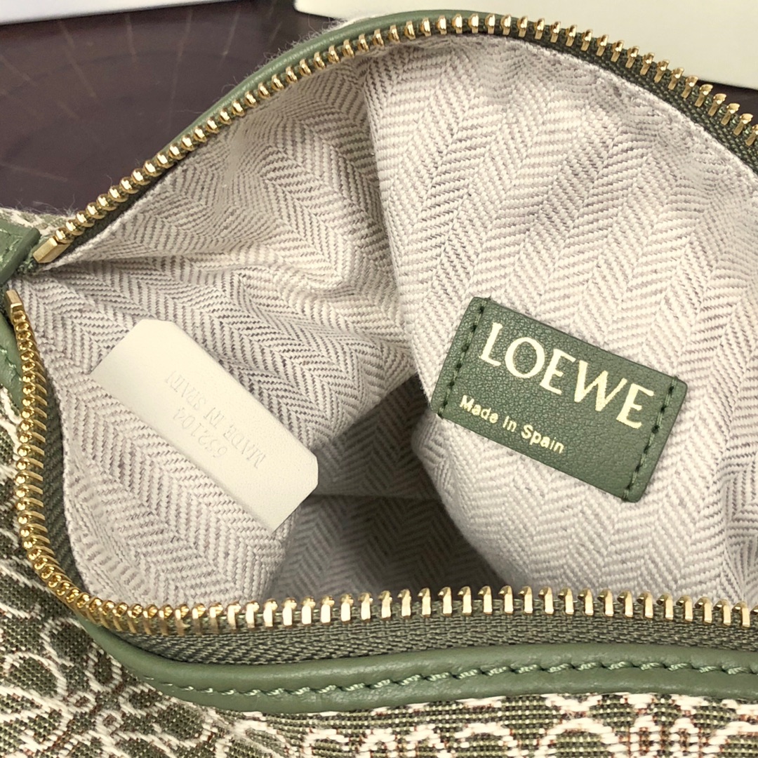 Handbags LOEWE  size:21-12-12.5 cm - vstockx