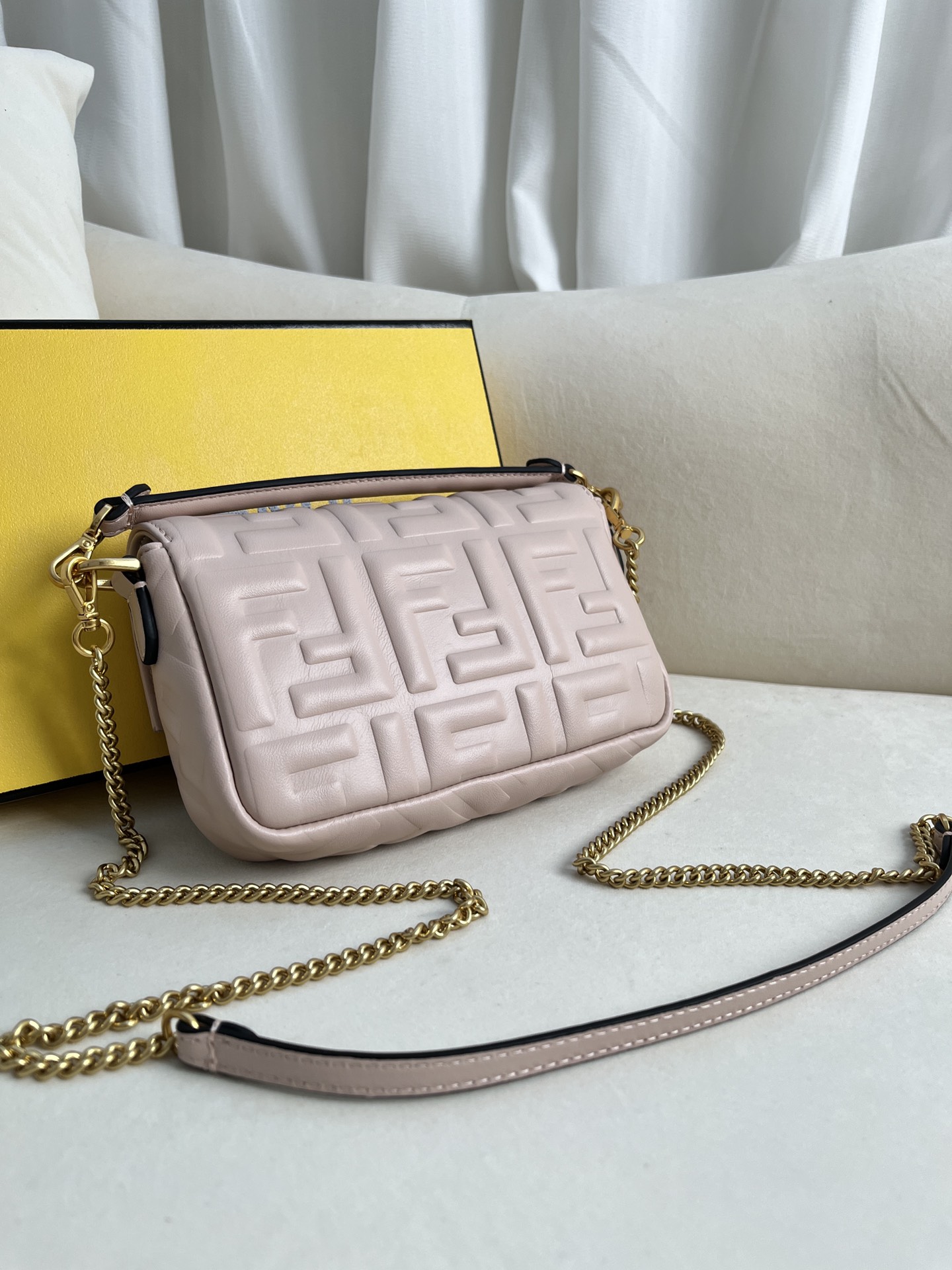 handbags FENDI 212 size:19*11.5*4cm - vstockx