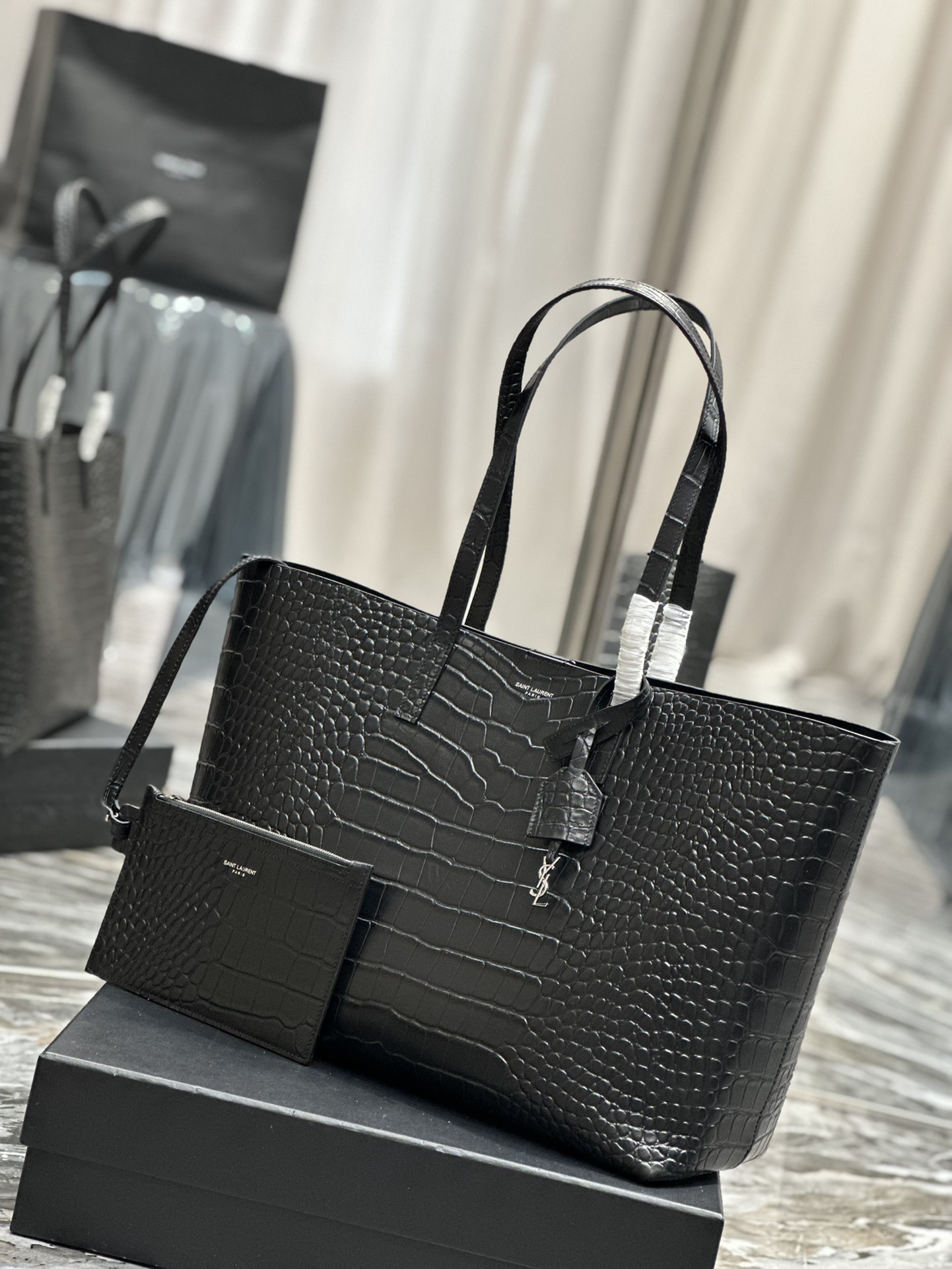 Handbags SAINT LAURENT 394195 size 38  28  13 cm - vstockx