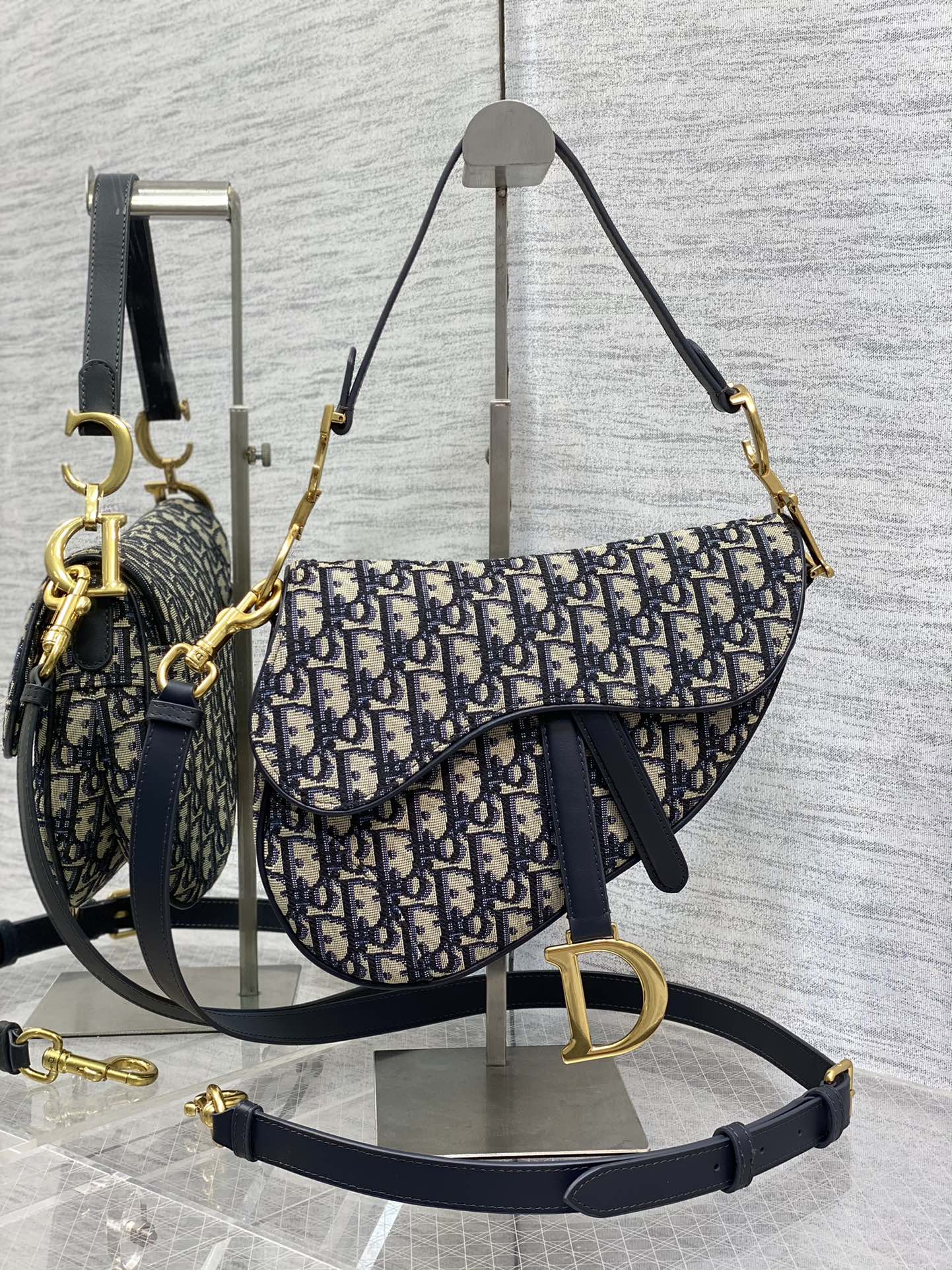 Handbag Dior 3351 size 24  6  18 cm - vstockx