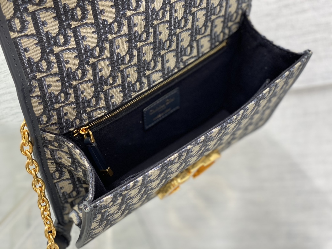 Handbags !  9208 size  25x16.5x8 - vstockx