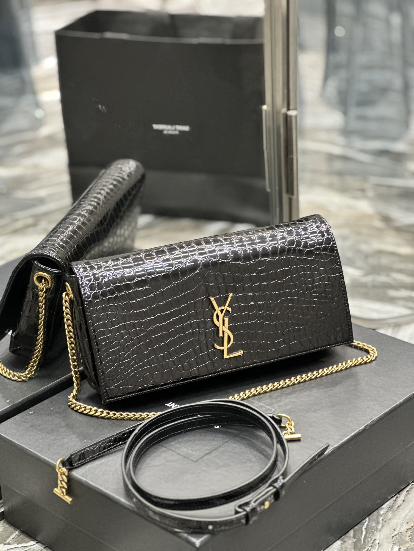Handbags SAINT LAURENT 604276 size 26x13.5x4.5 cm - vstockx