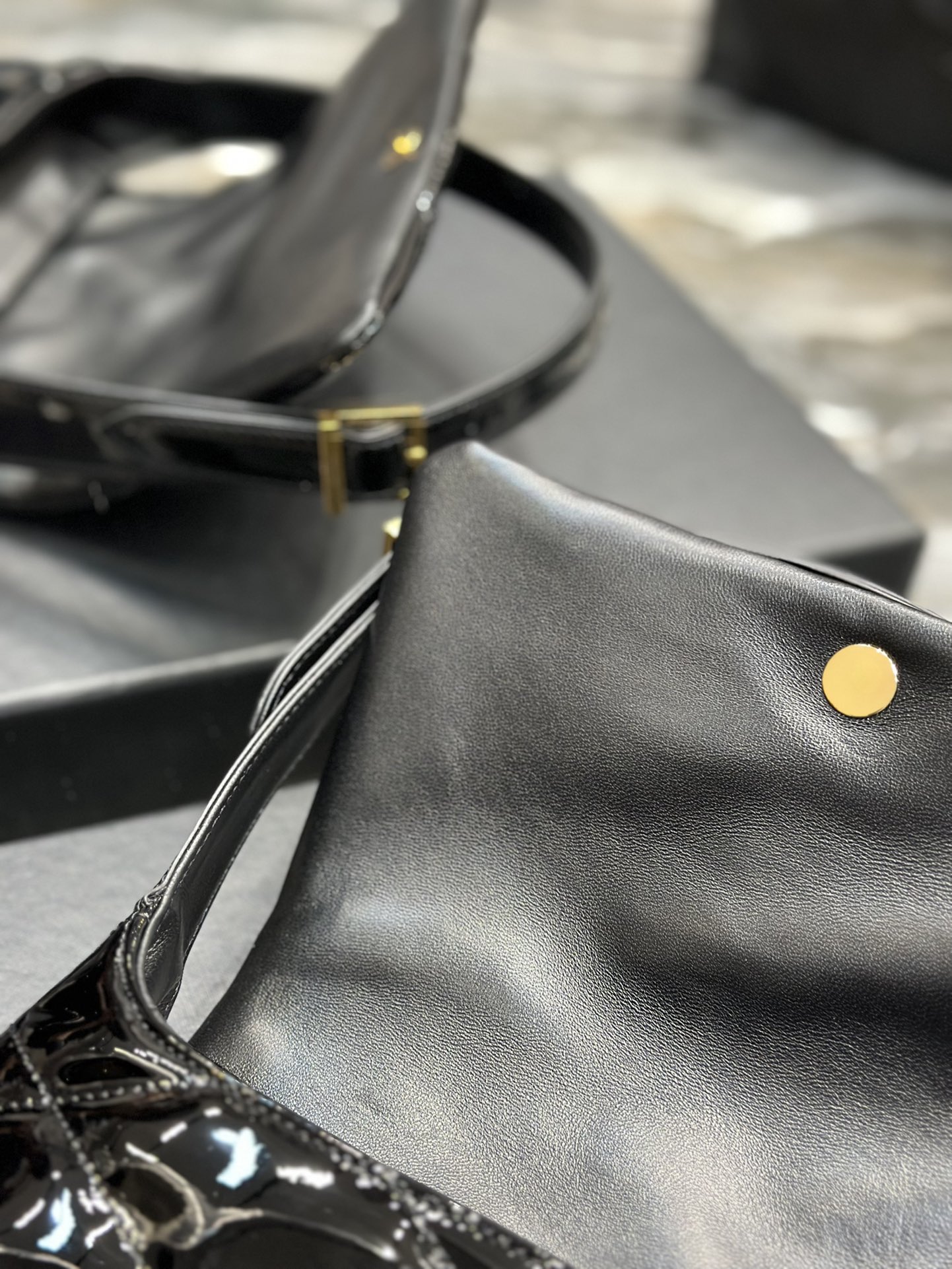 Handbags SAINT LAURENT 698567 size 24  18  5.5 cm - vstockx