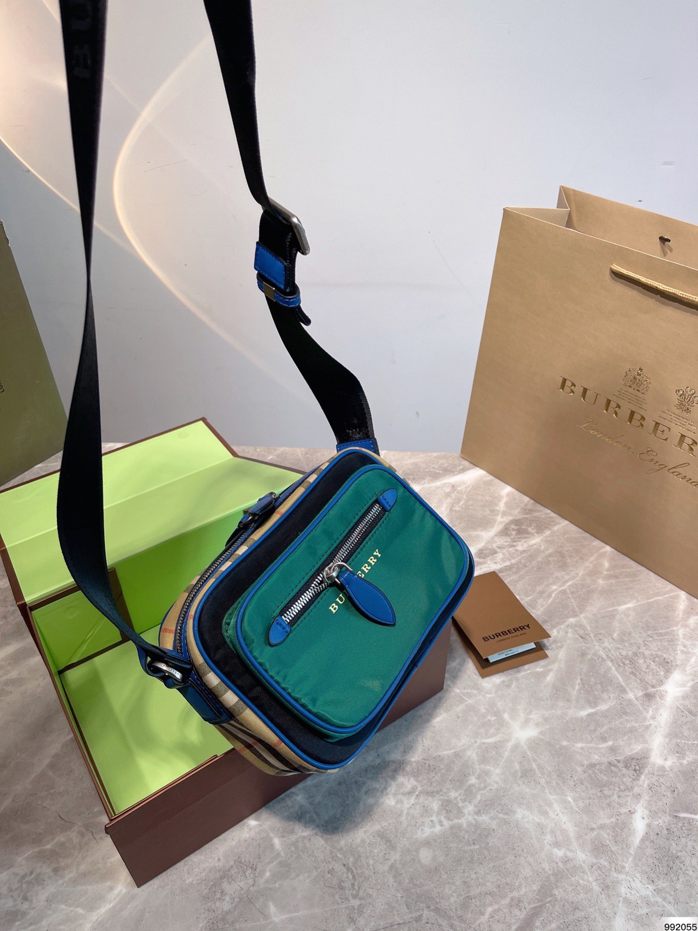 Burberry   ͱ      ෲͬ               ճ     21cm X14cm - vstockx