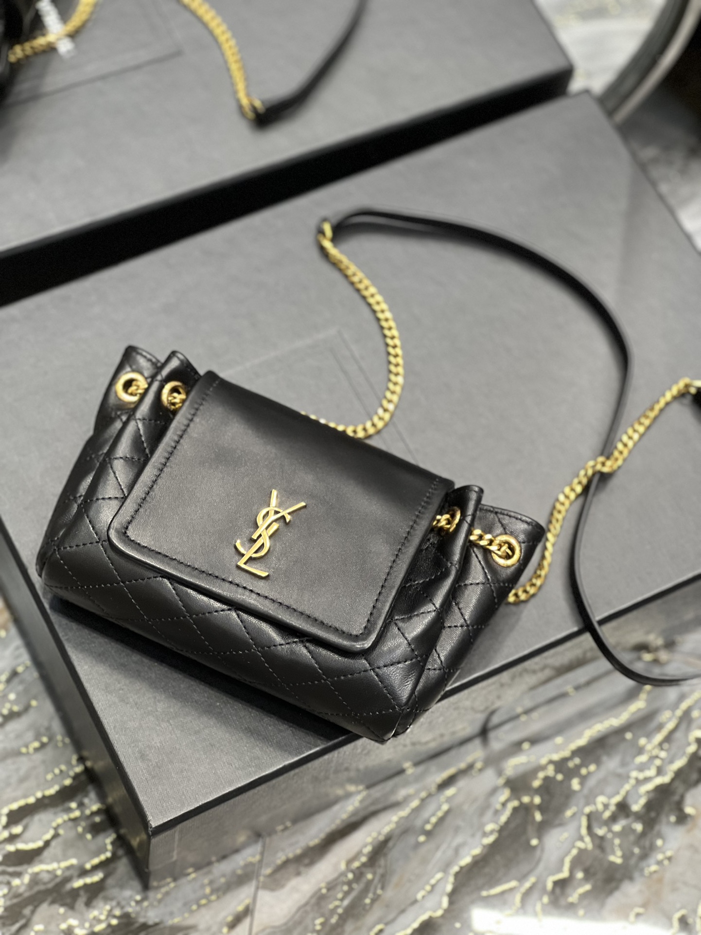 Handbags SAINT LAURENT 672738 size 18x13x6 cm - vstockx