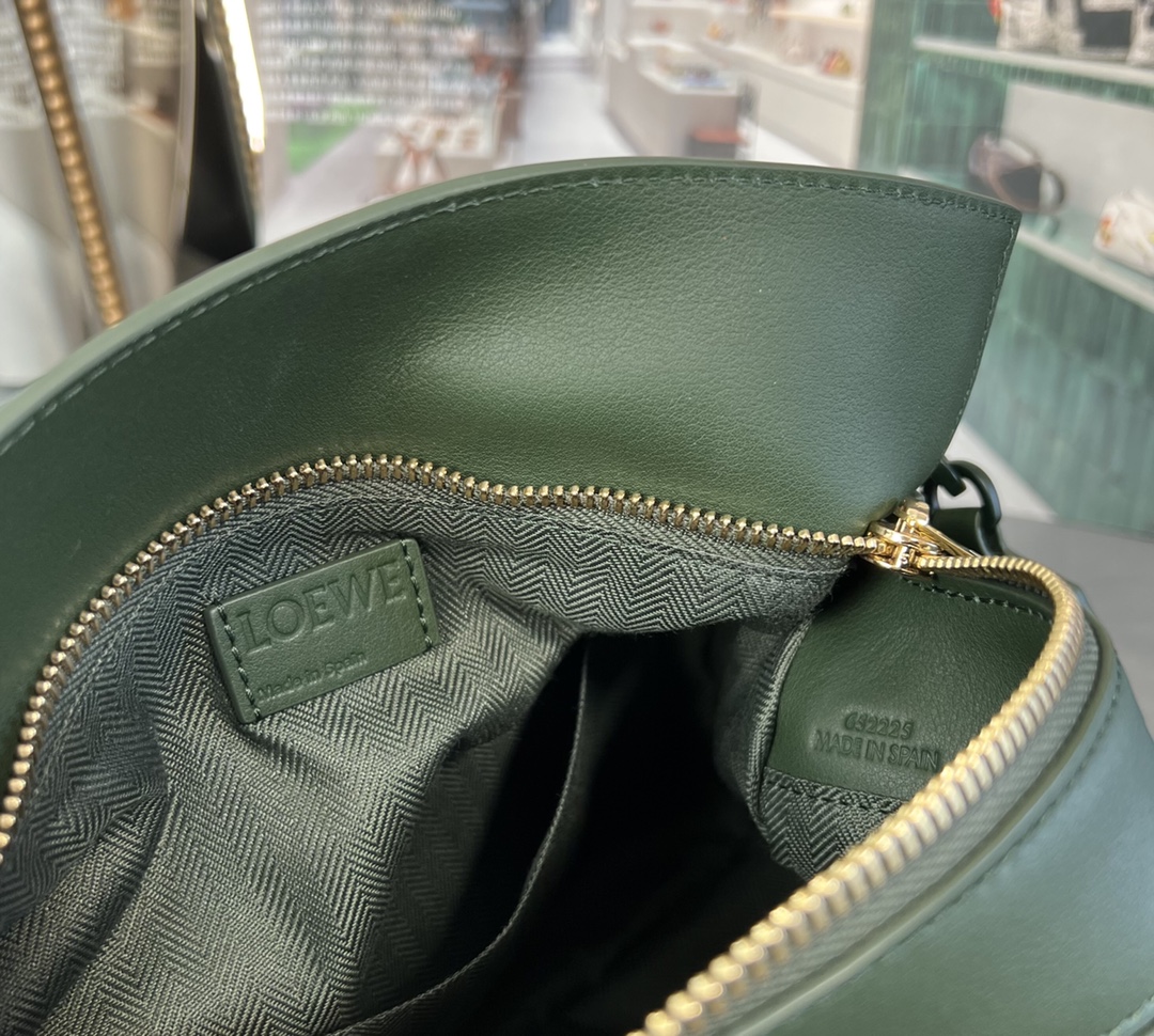 Handbags LOEWE  size:24-16.5-10.5 cm - vstockx