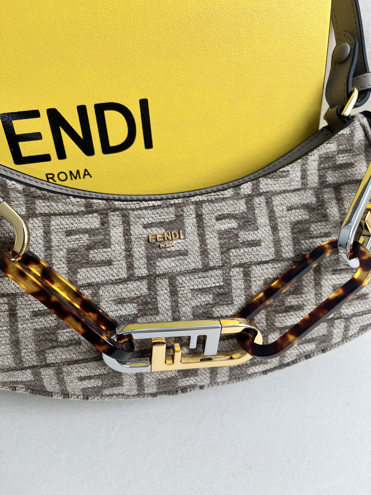 handbags FENDI 225 size:32*11*5cm - vstockx