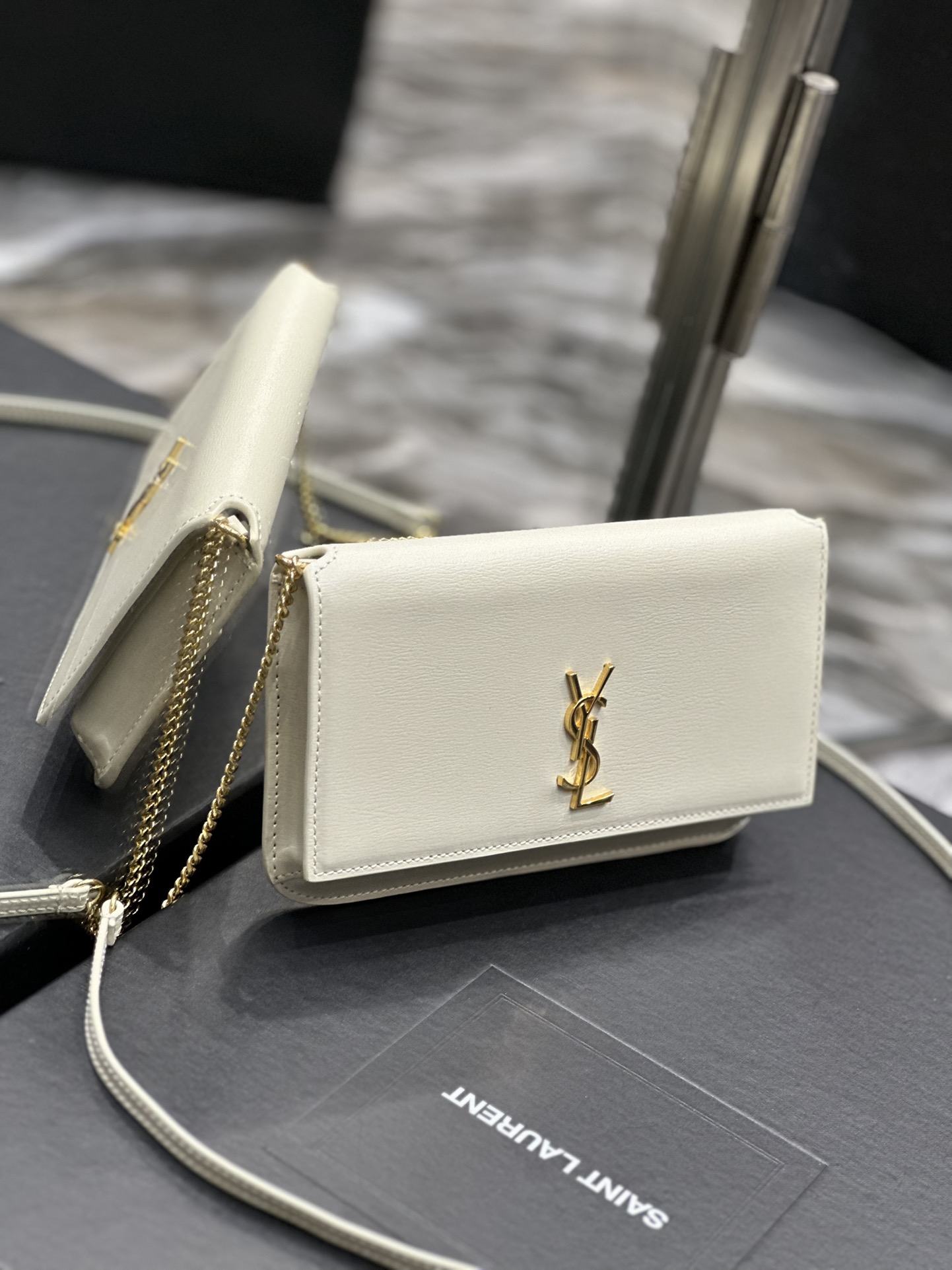 Handbags SAINT LAURENT 635095 size 18x11x2 cm - vstockx