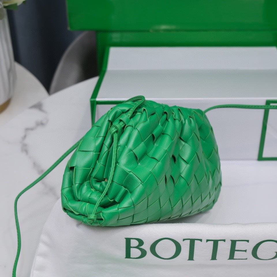 handbags Bottega Veneta The pouch size:23*13*8 - vstockx