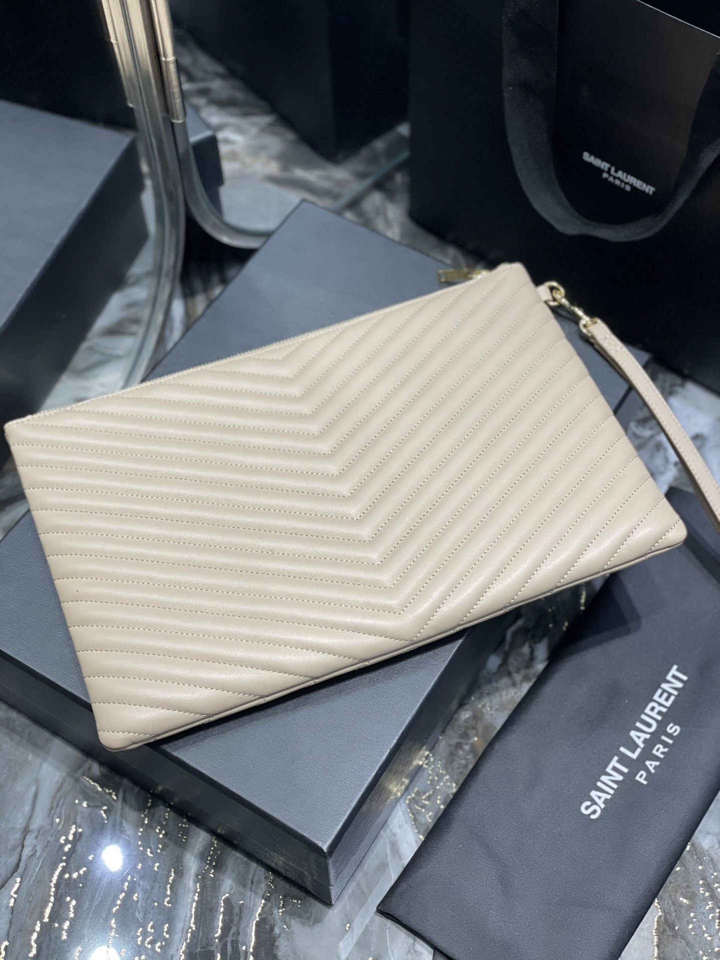 Handbags SAINT LAURENT 440222 size 36x24.5x2.5 cm - vstockx