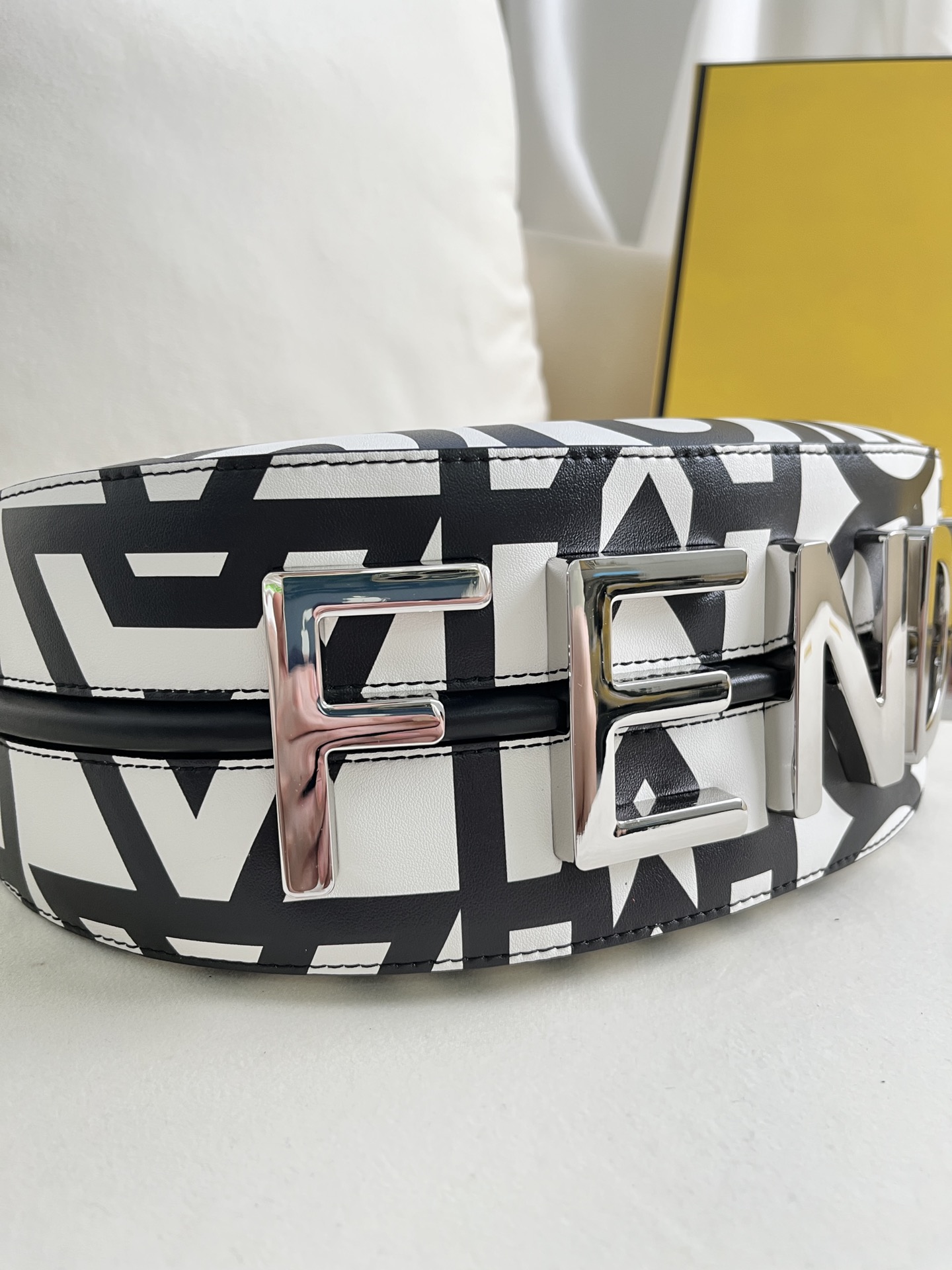 handbags FENDI 205 size:29*24.5*10cm - vstockx