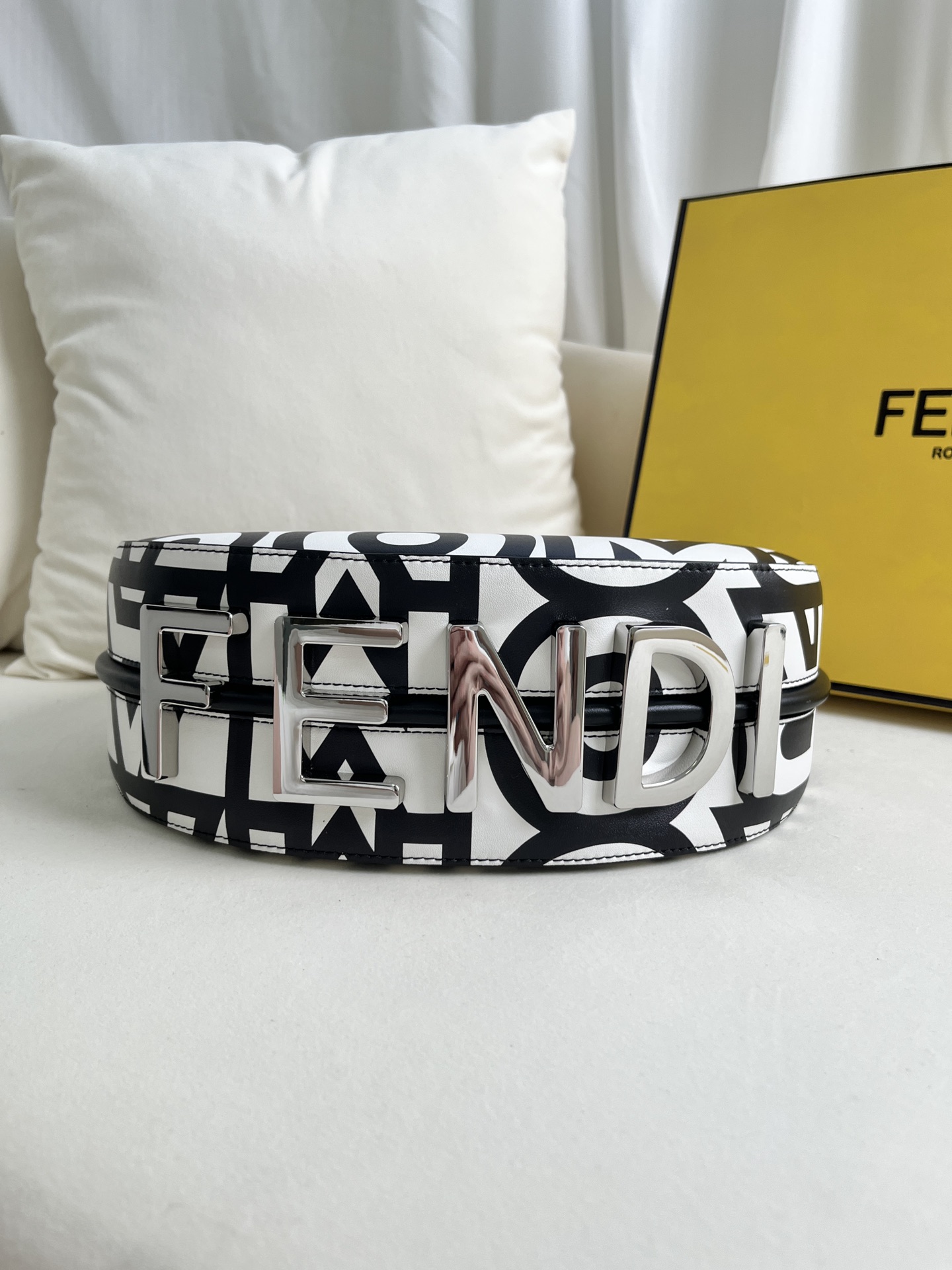 handbags FENDI 205 size:29*24.5*10cm - vstockx