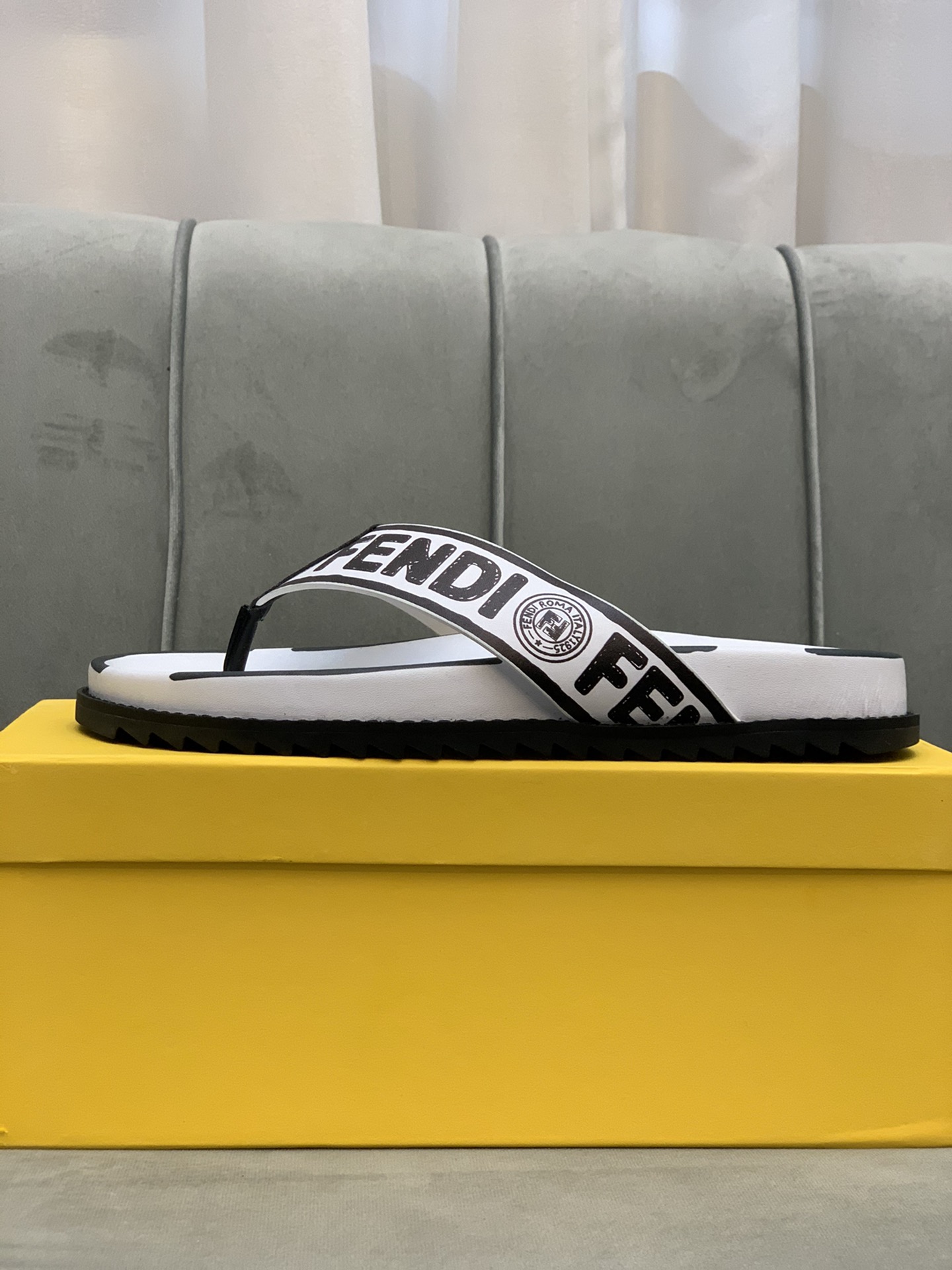 Fendi Slides 11 - vstockx
