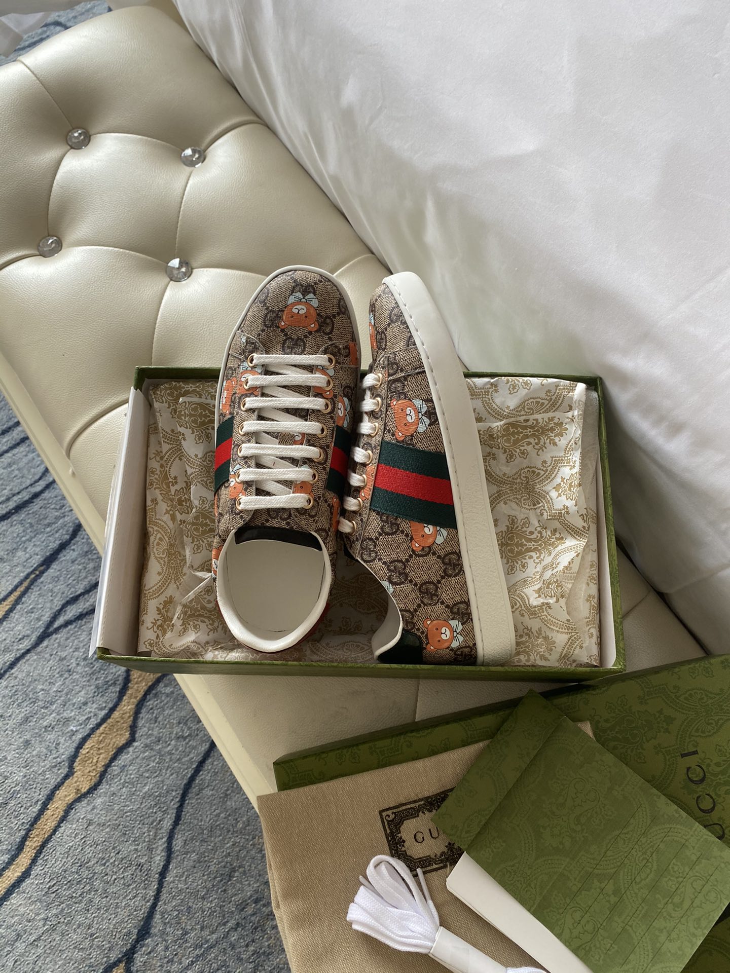 Gucci Women's Ace sneaker with bee sneaker 4 - vstockx