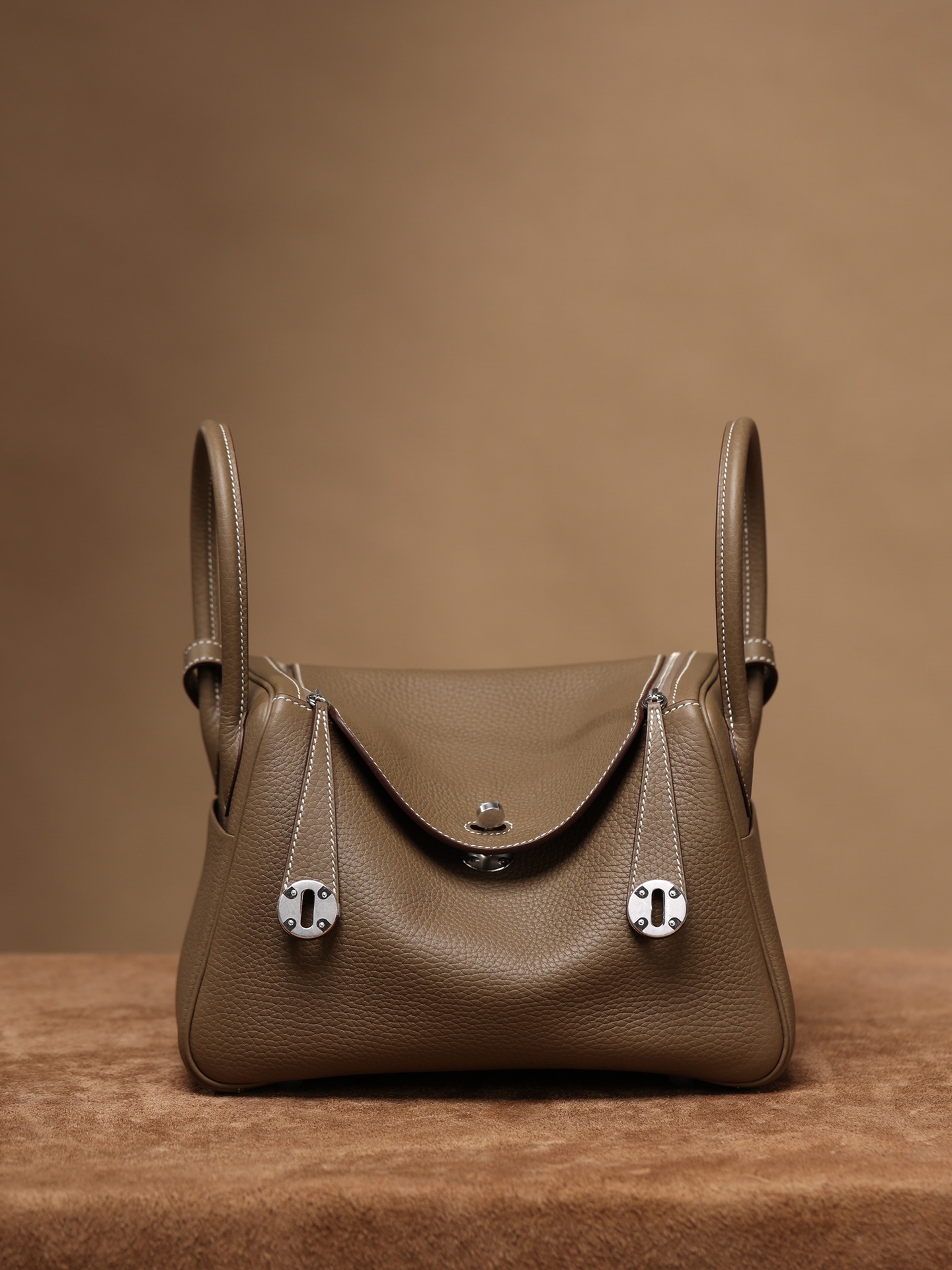Handbags Hermes Lindy size:26x 18x14 cm - vstockx