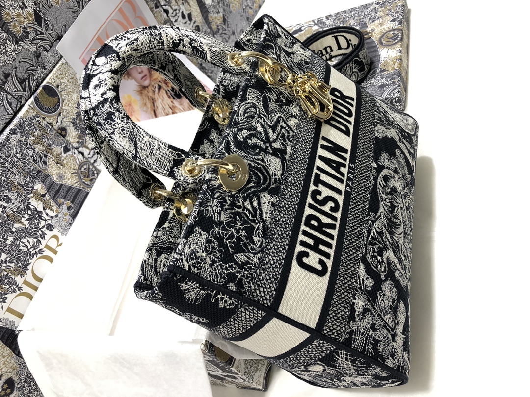 Handbag Dior M0566 size 32 x 25 x 11 cm - vstockx