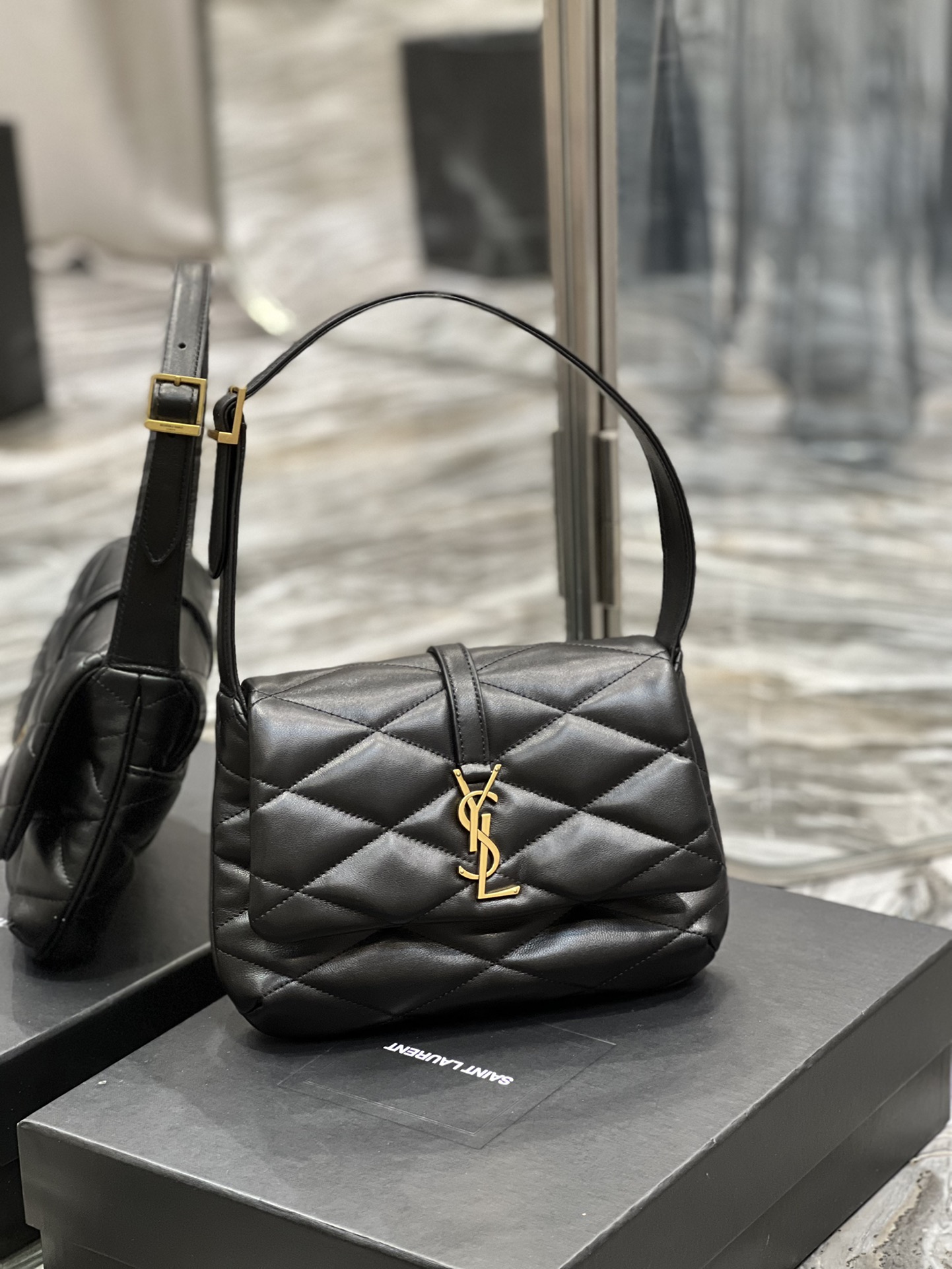 Handbags SAINT LAURENT 698567 size 24  18  5.5 cm - vstockx