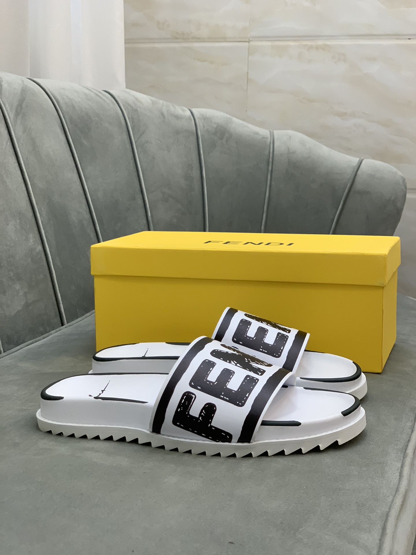 Fendi Slides 9 - vstockx