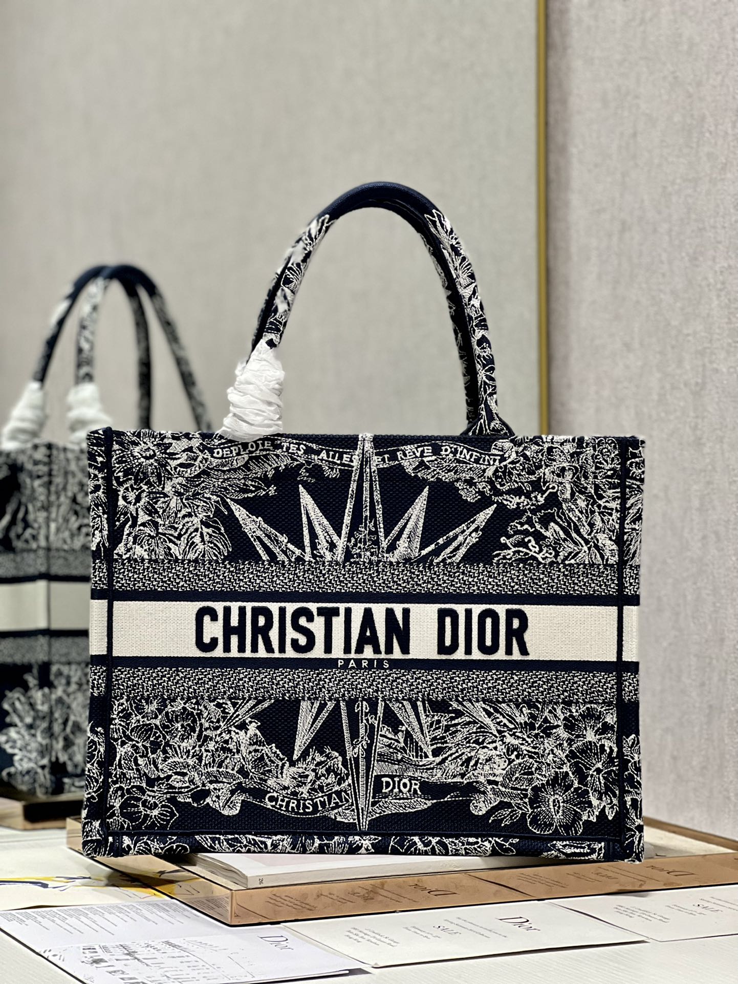 Handbag Dior 1286 size 36  28 cm - vstockx