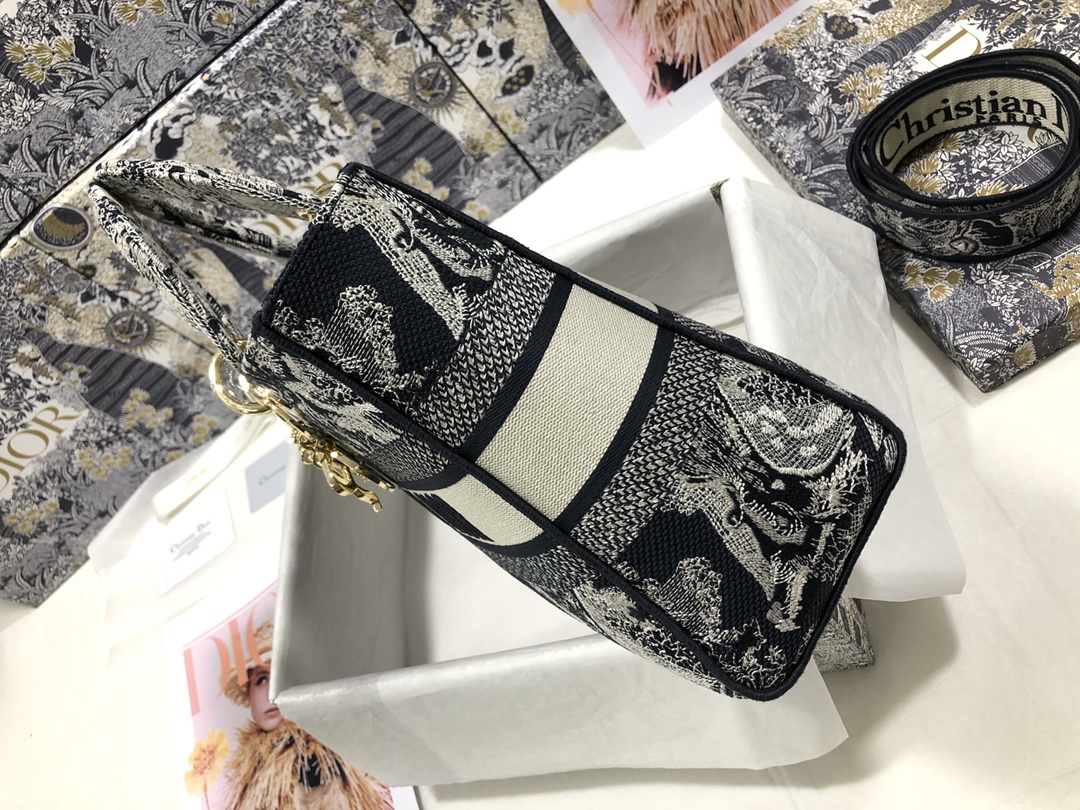 Handbag Dior M0566 size 32 x 25 x 11 cm - vstockx