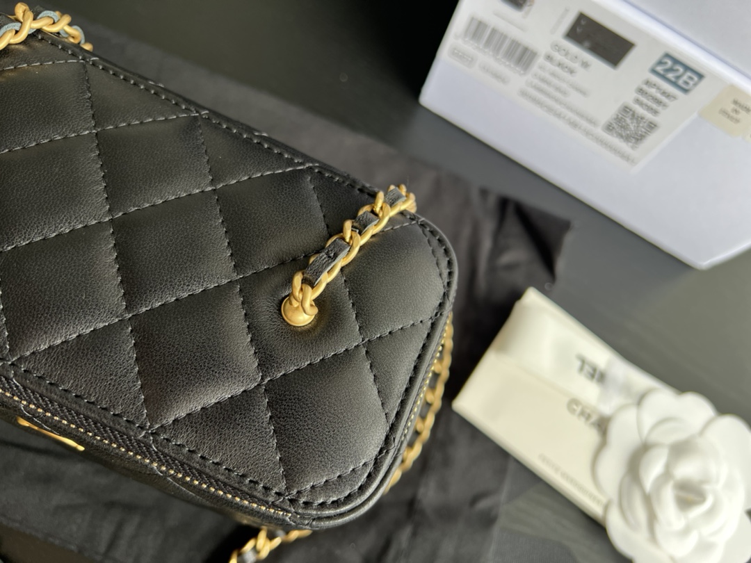 Handbag Chanel AP2303 size 17cmx9.5cmx8 cm - vstockx