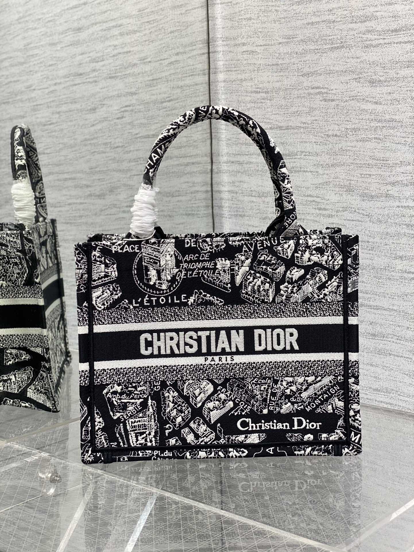 Handbag Dior size 26*8*22 cm - vstockx