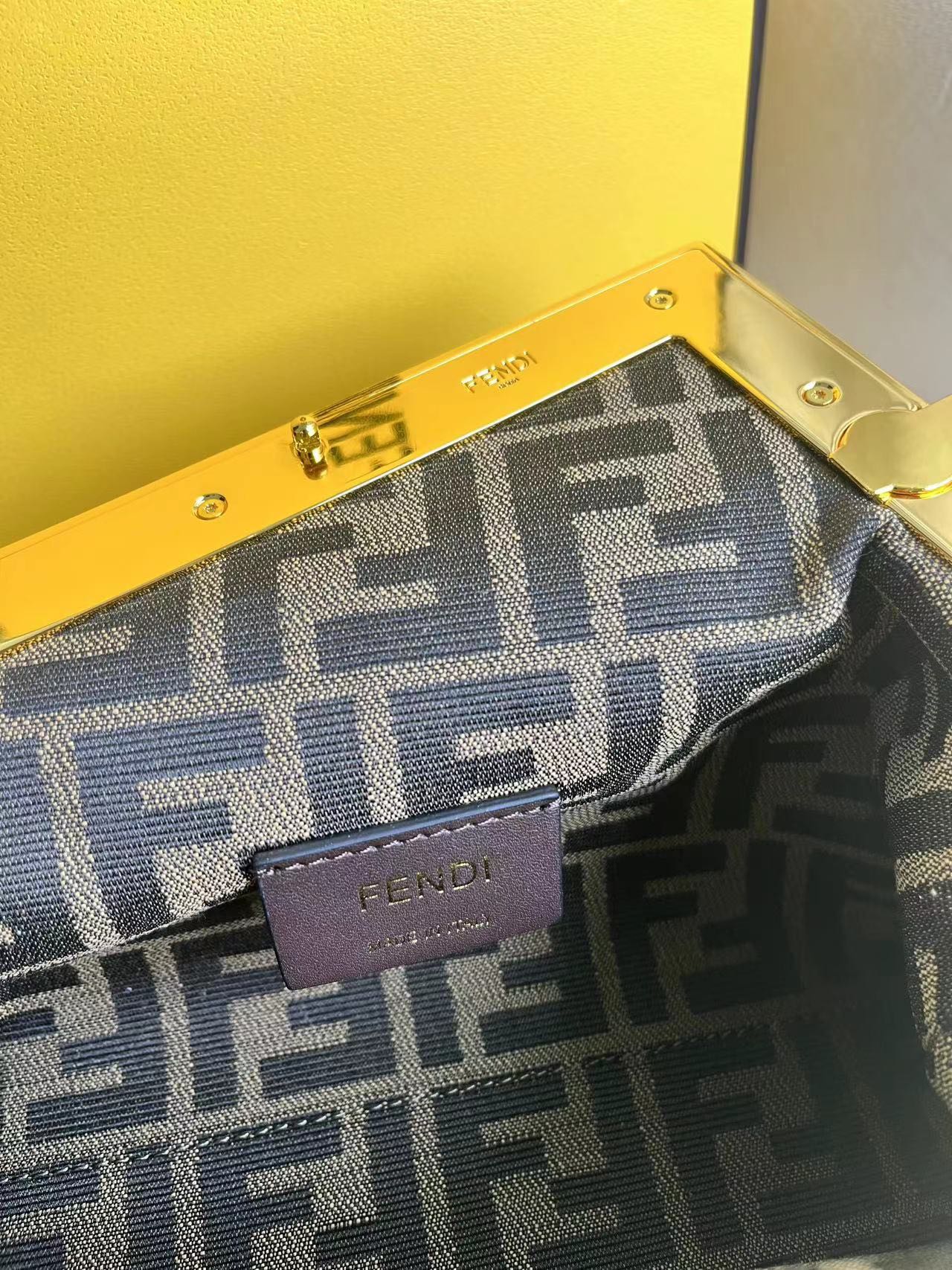 handbags FENDI 2218 size:18*26*9.5cm - vstockx