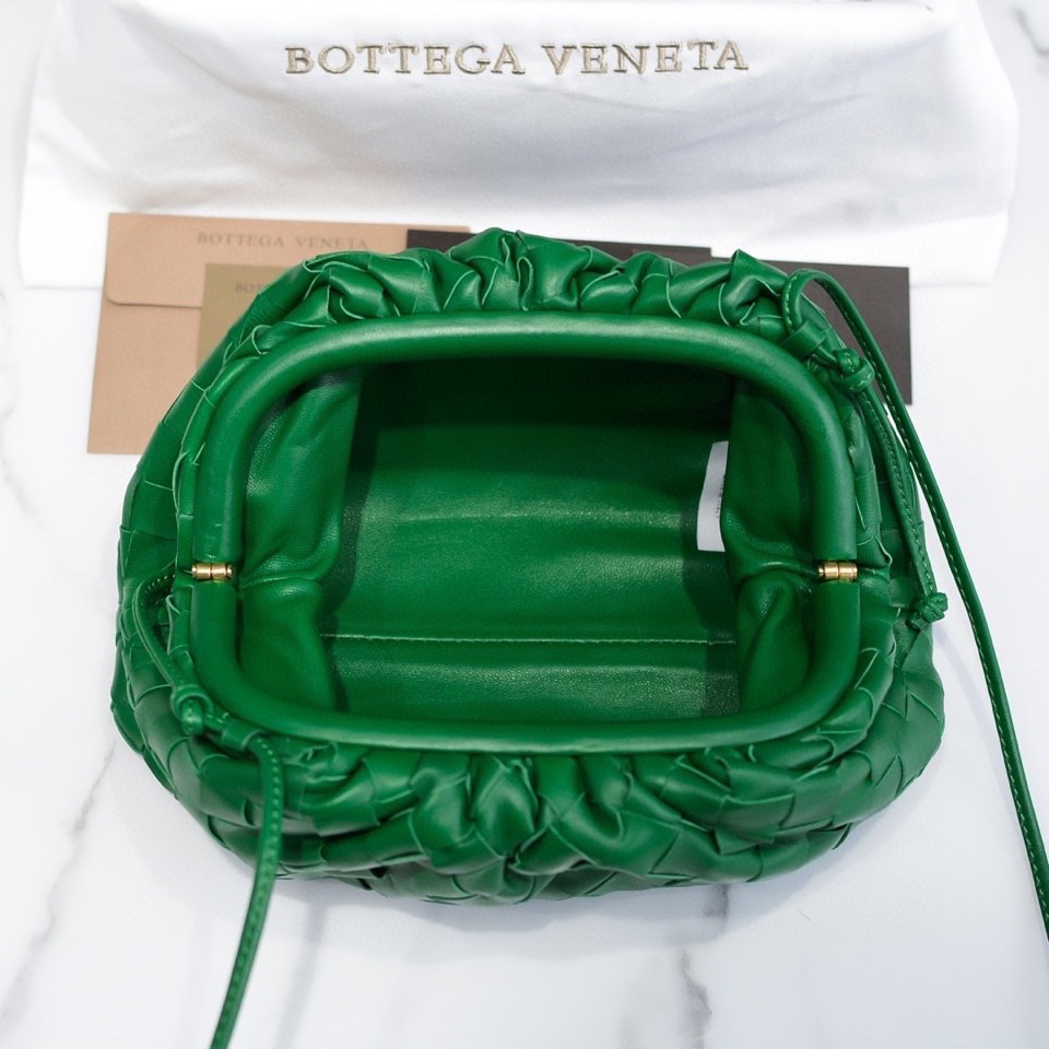 handbags Bottega Veneta The pouch size:23*13*8 - vstockx
