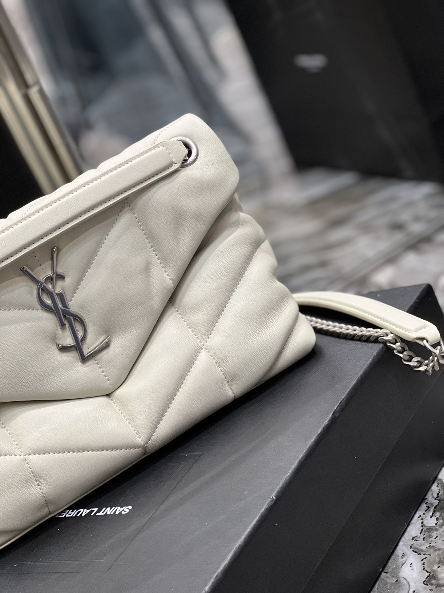 Handbags SAINT LAURENT 577476 size 29x17x11 cm - vstockx