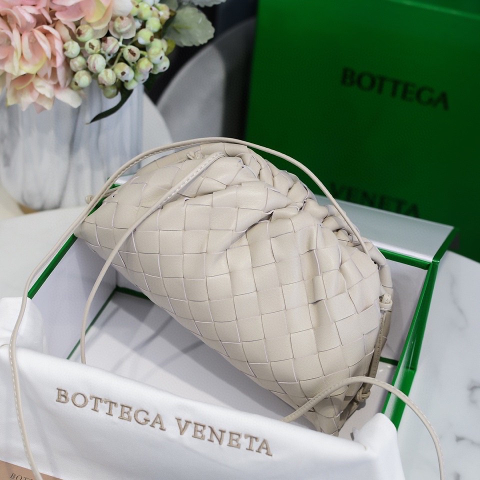 handbags Bottega Veneta The pouch size:23*13*8 - vstockx