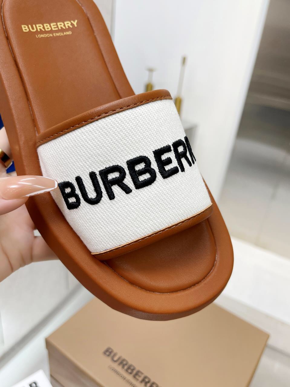 BURBERRY Buckingham Slides WOMEN 1 - vstockx