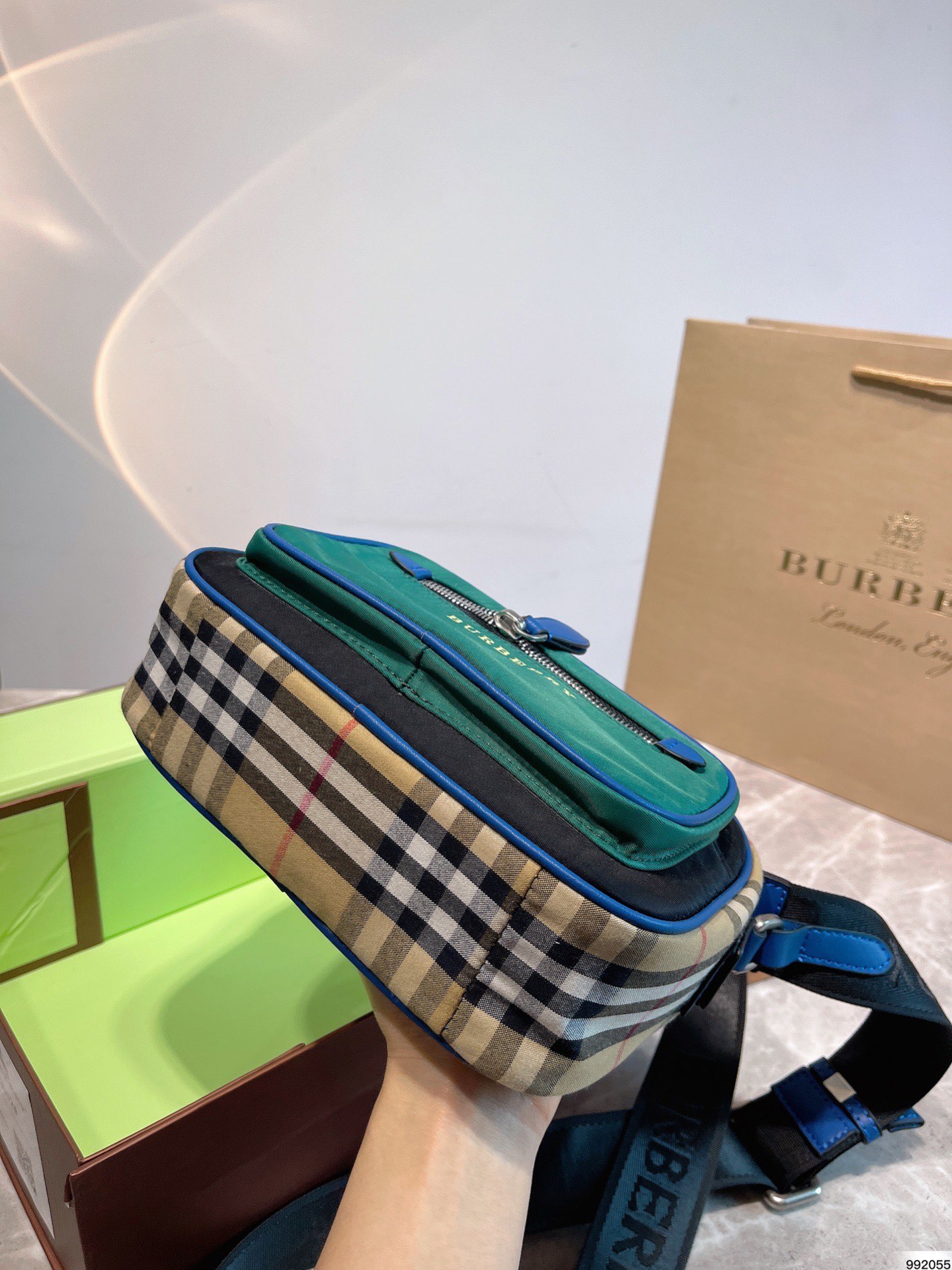 Burberry   ͱ      ෲͬ               ճ     21cm X14cm - vstockx