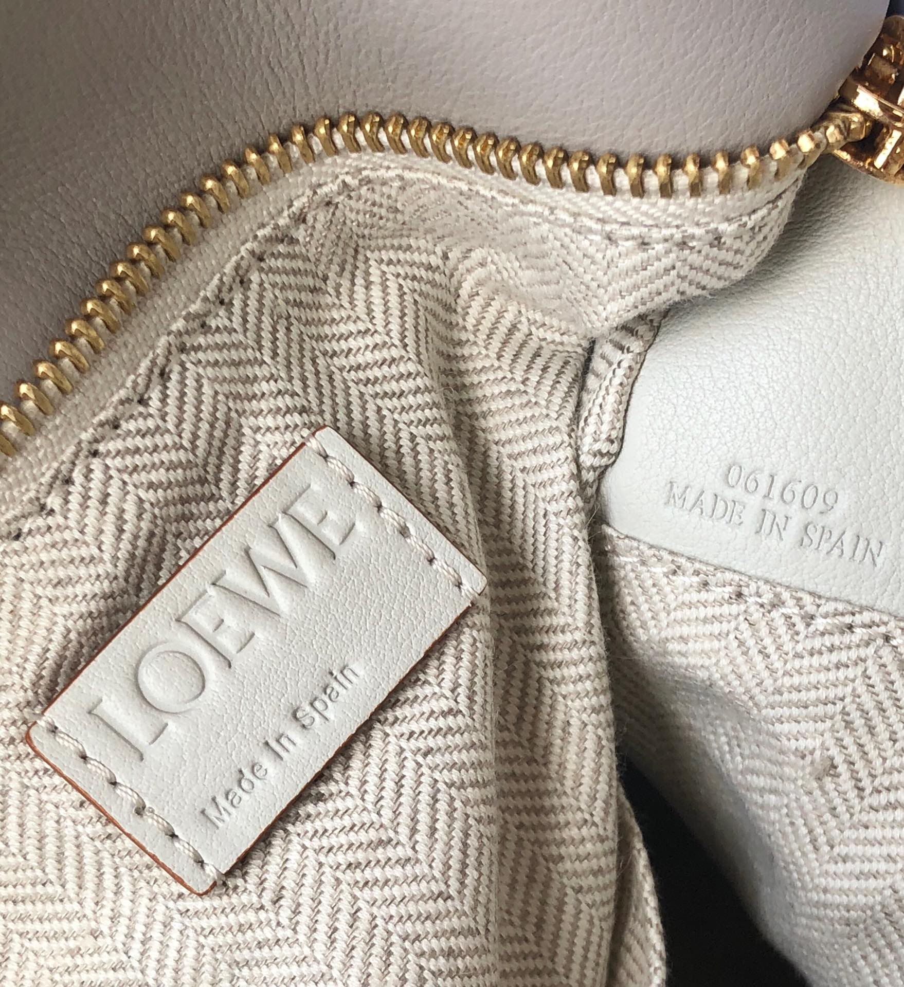 Handbags LOEWE ZP size:2414-11 cm - vstockx