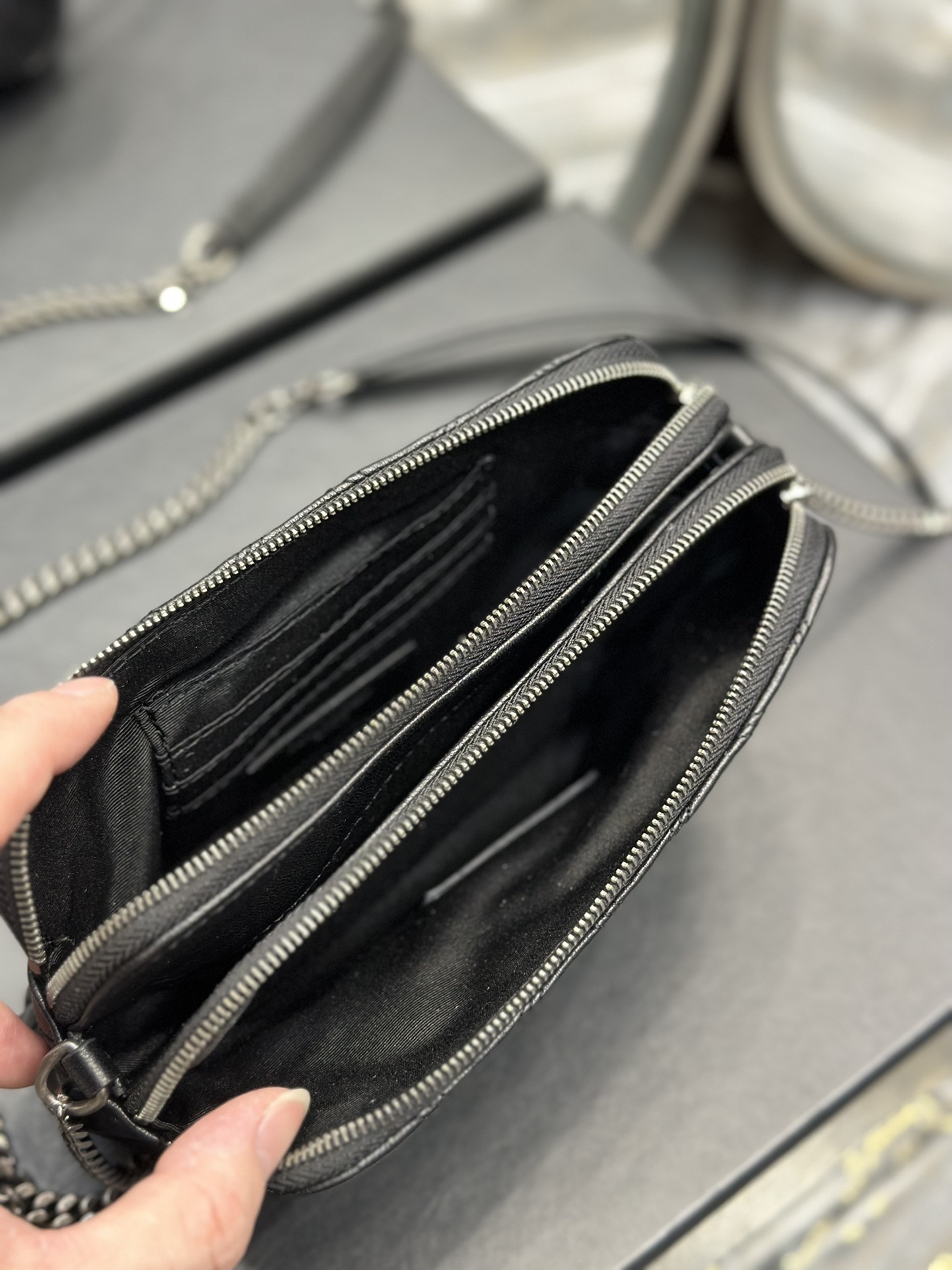 Handbags SAINT LAURENT 698567 size 19x11x5 cm - vstockx