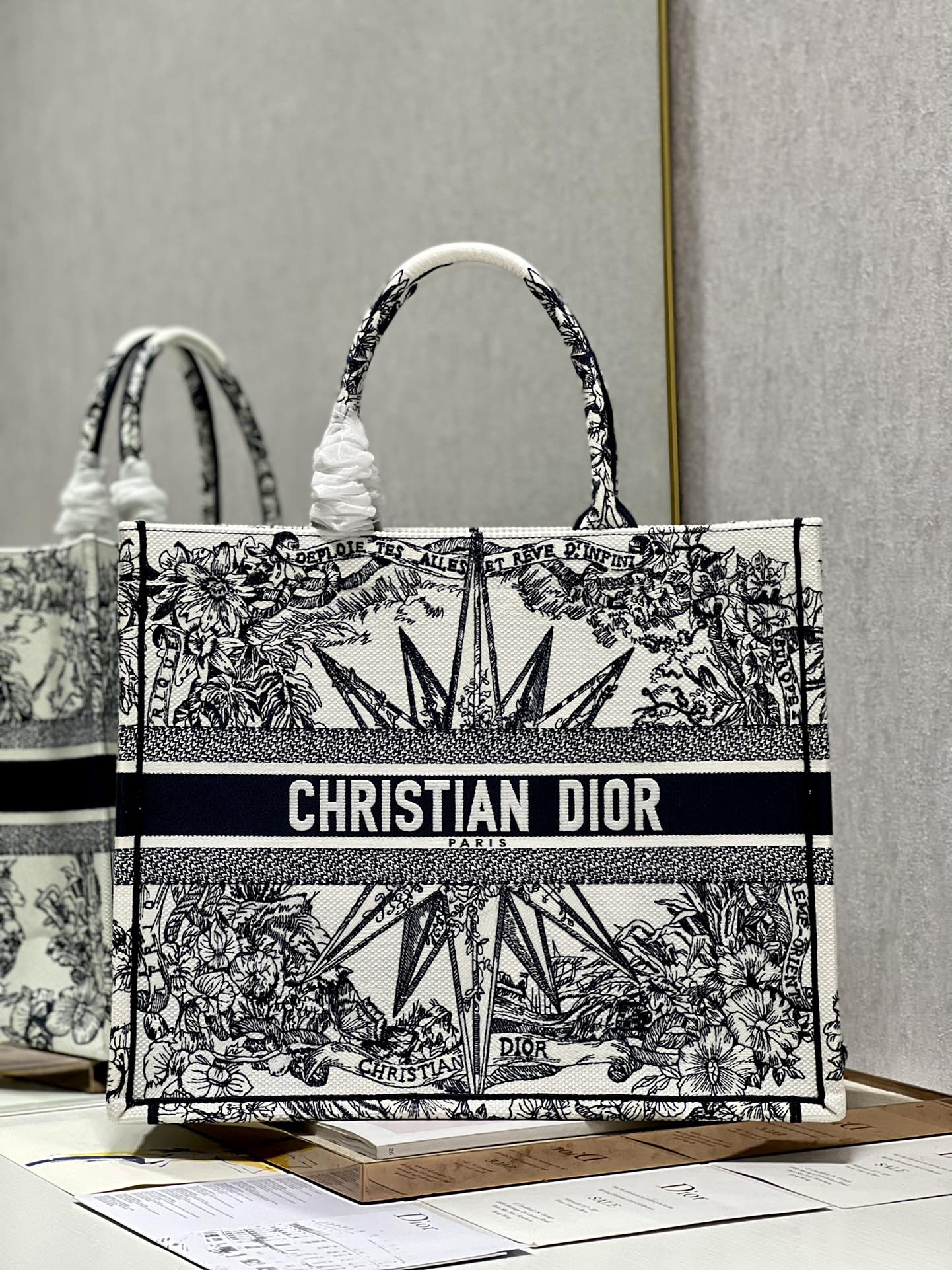 Handbag Dior 1286 size 42  35  18.5 cm - vstockx
