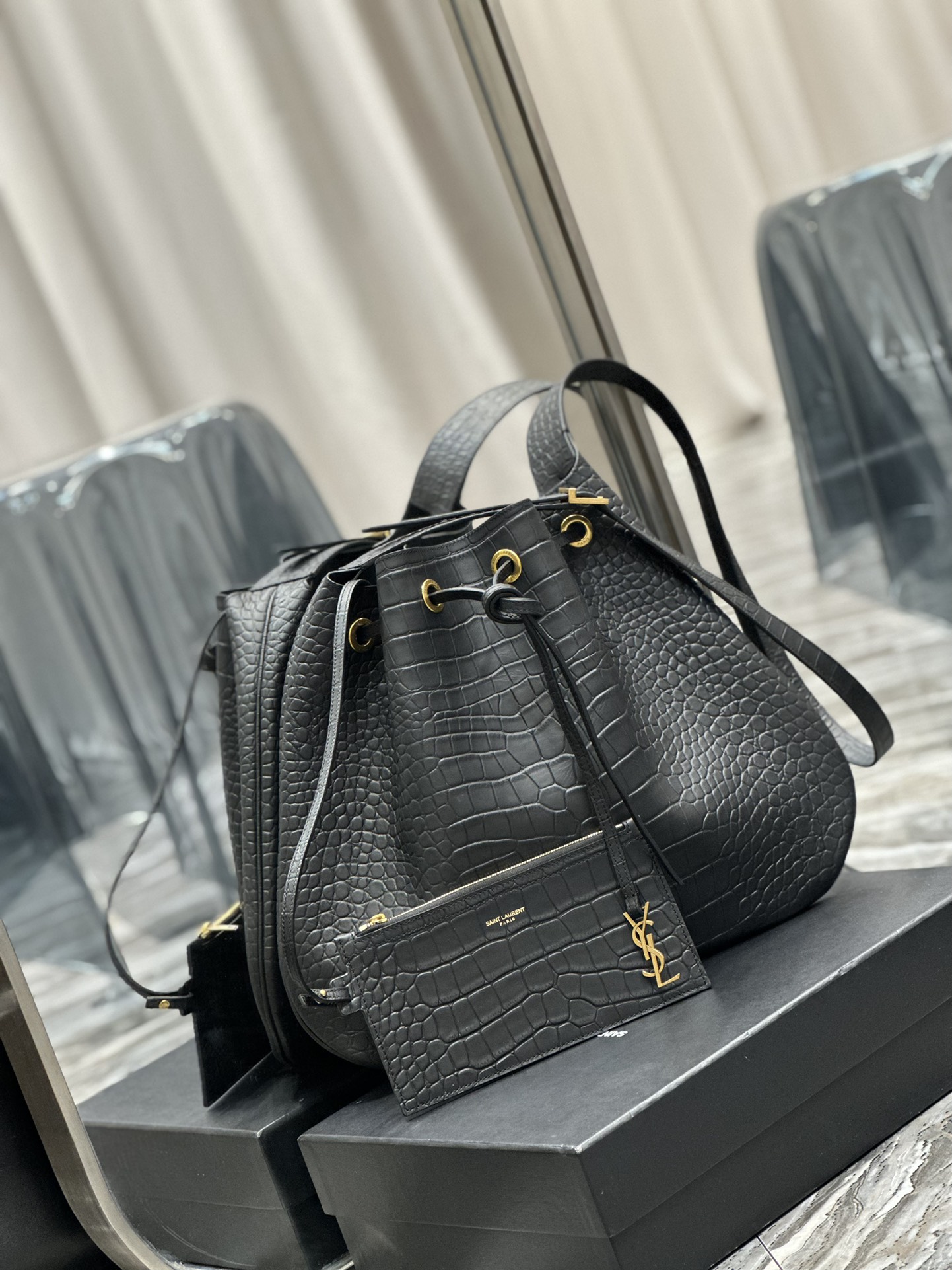 Handbags SAINT LAURENT 697941 size 44  33  2.5 cm - vstockx