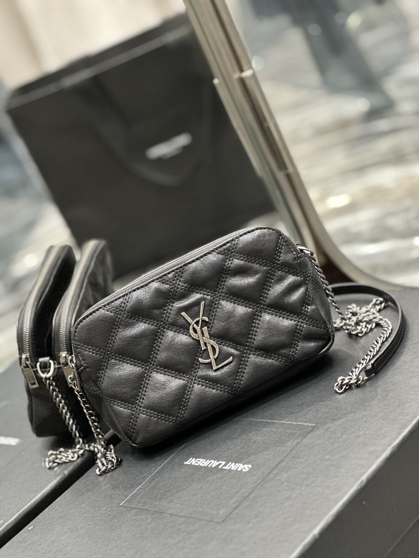 Handbags SAINT LAURENT 698567 size 19x11x5 cm - vstockx