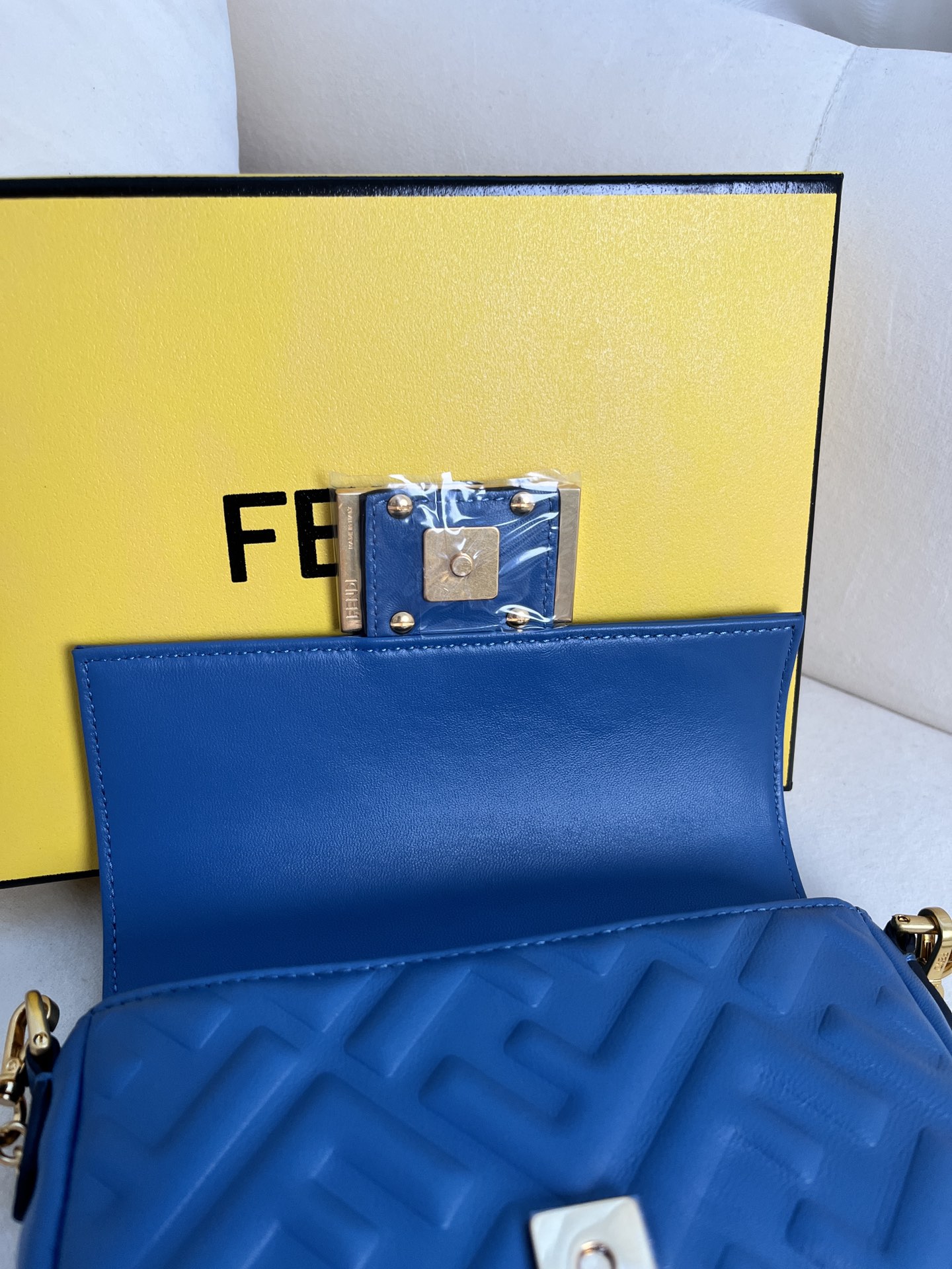 handbags FENDI 212 size:19*11.5*4cm - vstockx
